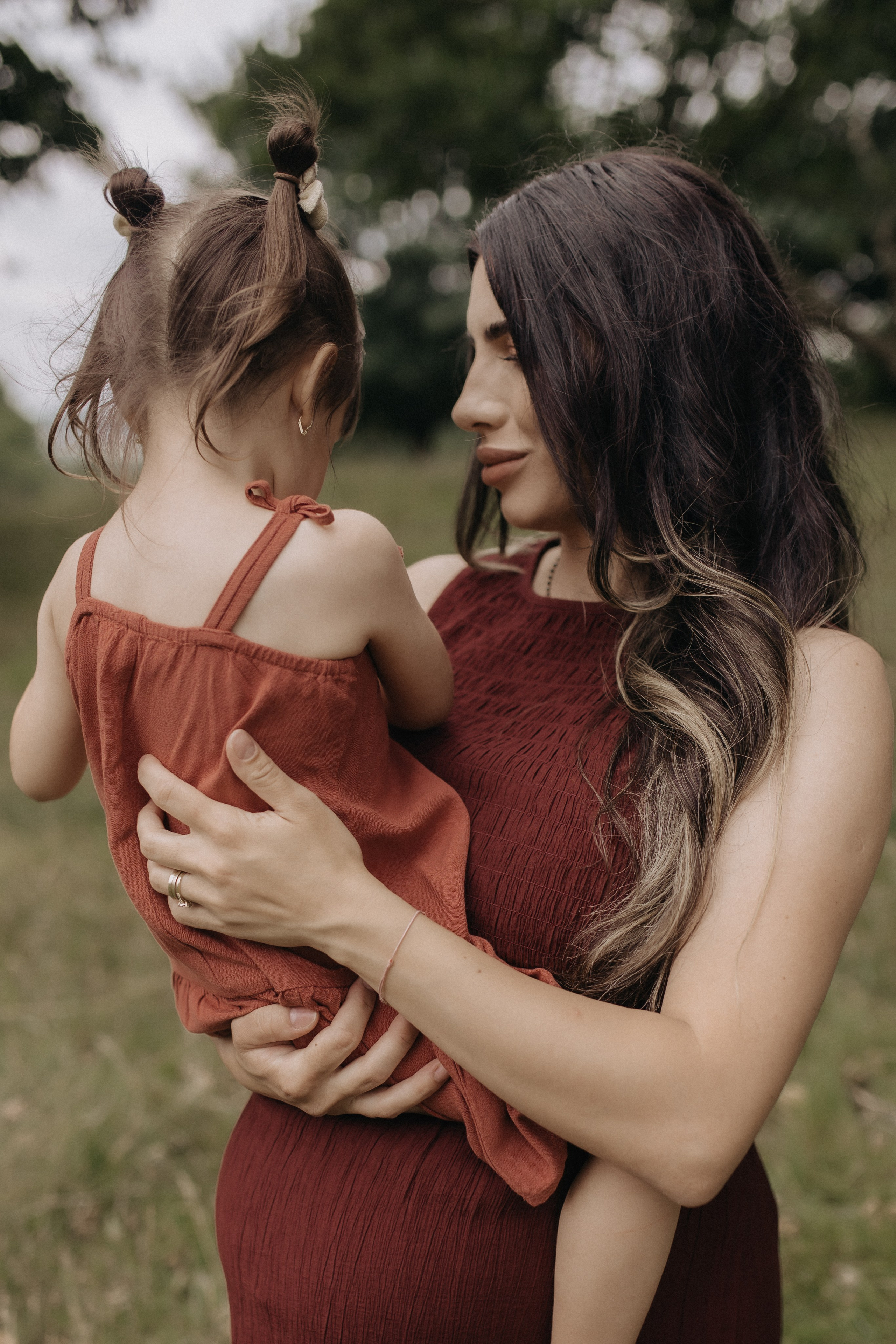 Growing life, holding love. Wedding and Portrait Photographer Evie Moon