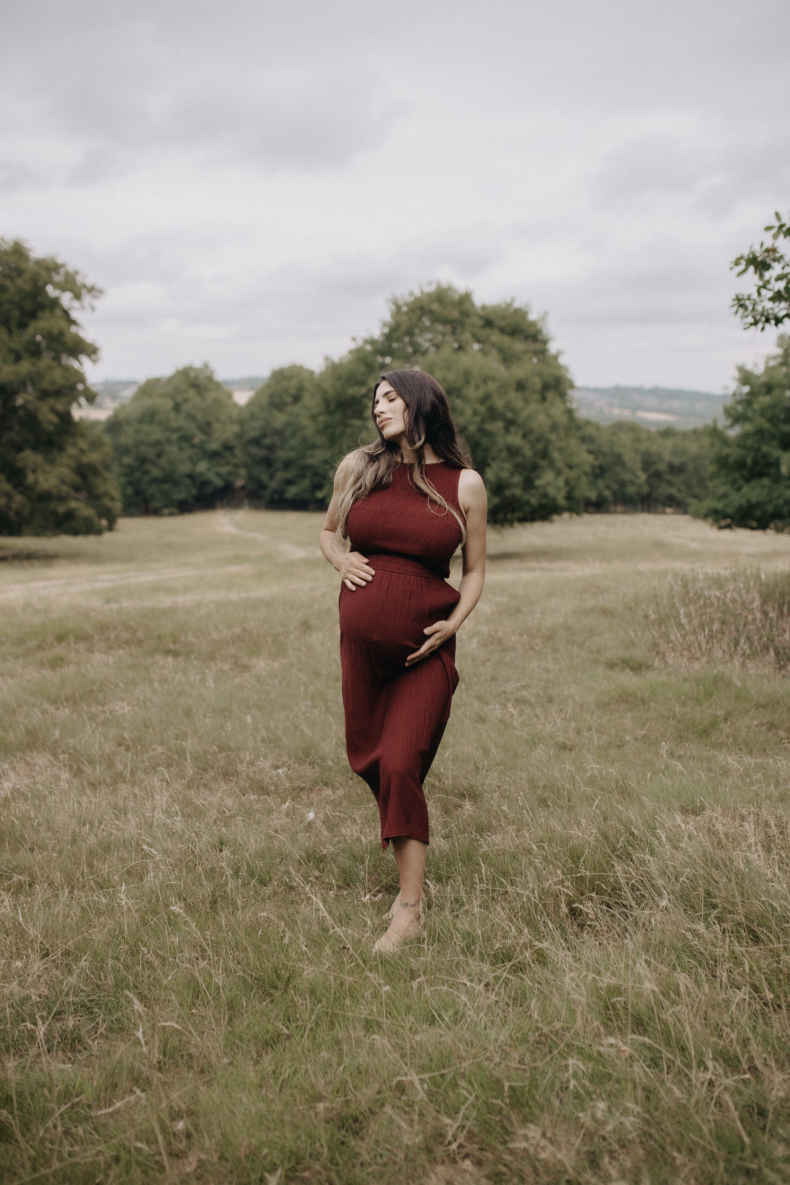 Growing life, holding love. Wedding and Portrait Photographer Evie Moon