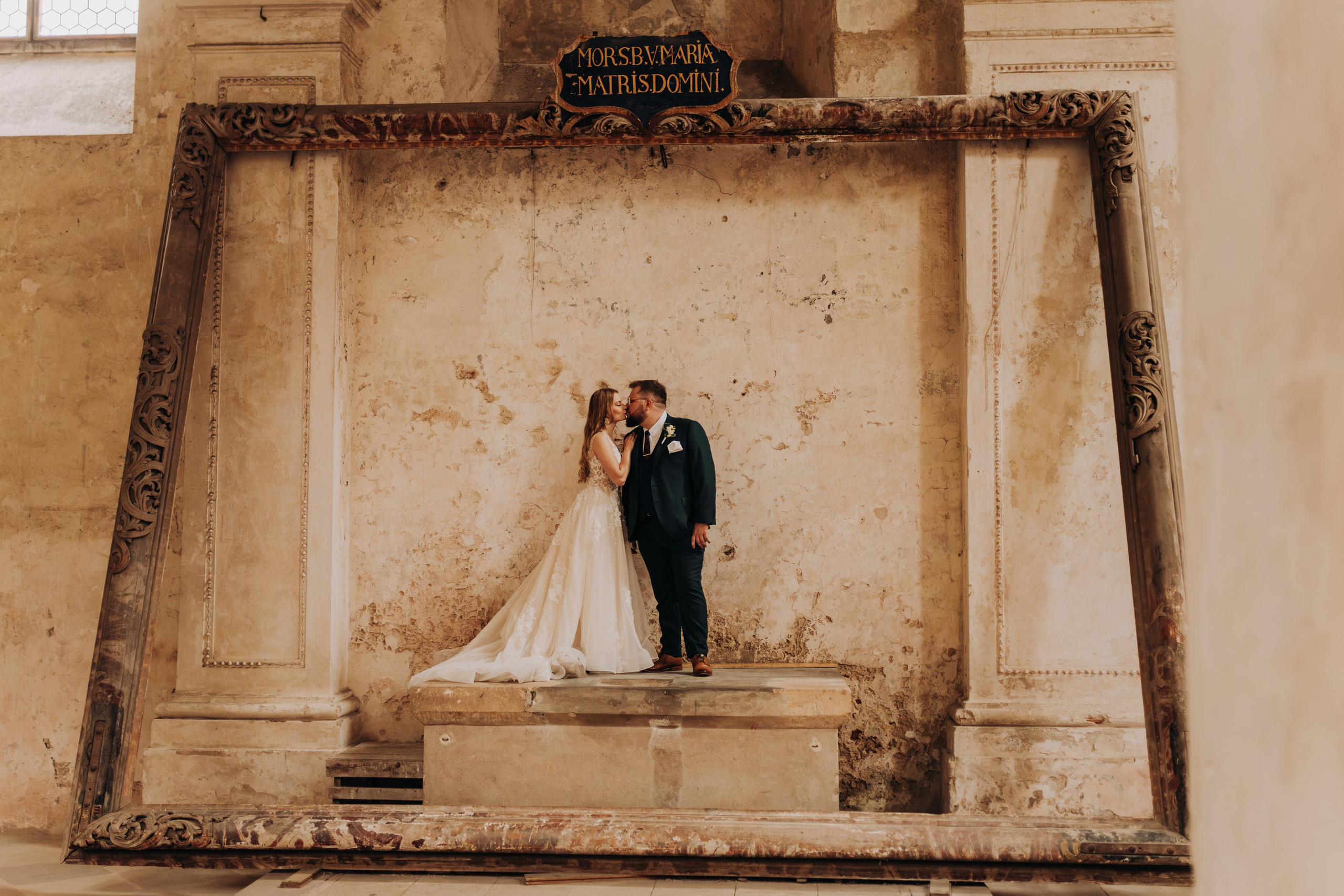 Klasztor Cystersów w Lubiążu: Plener ślubny Oli i Rafała. Fotograf ślubny Śląsk – reportaż ślubny | KarkowskaFoto