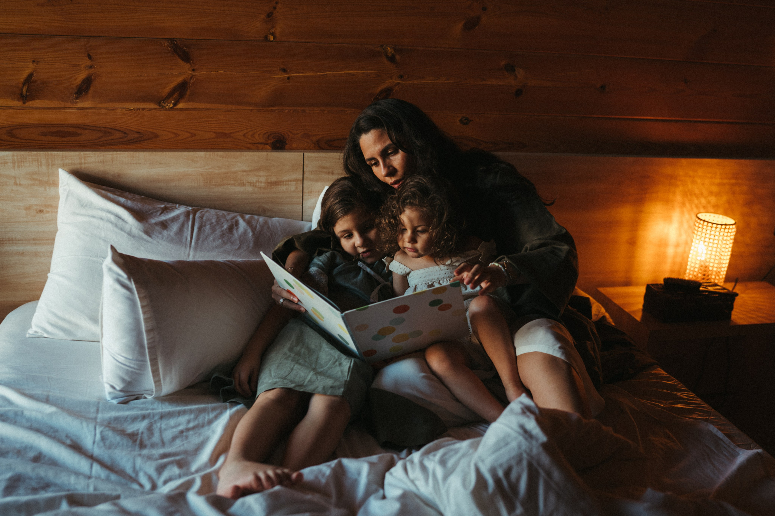 Amnah with daughters. Family photographer in Saudi Arabia