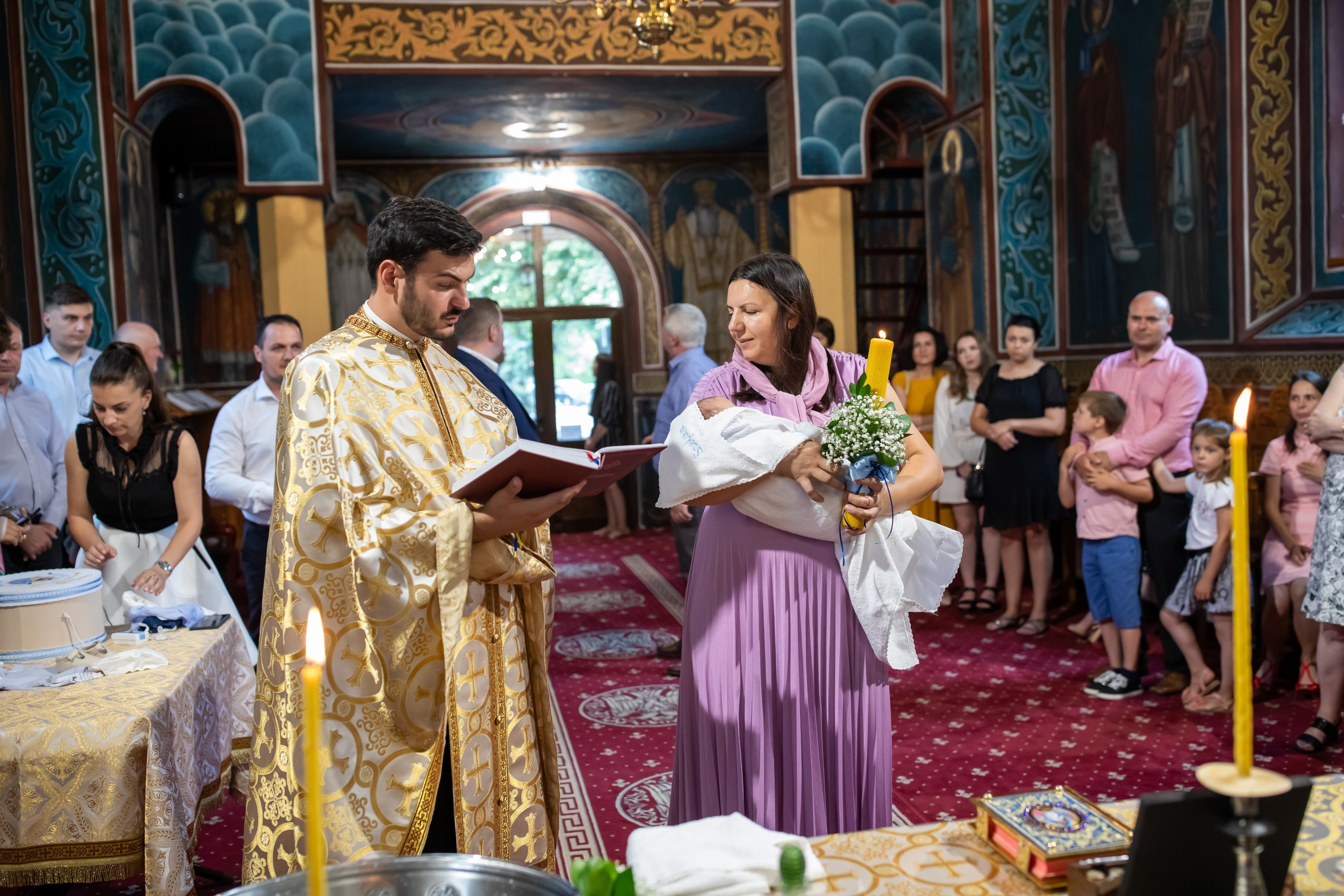 fotograf botez , fotografie botez Botoșani, fotograf Alin Chirilă, amintiri botez, fotografii botez, botez Miruna Parascheva, fotograf copii, fotografie botez în Botoșani-alt="botez , fotografie botez Alin Chirilă, amintiri botez, fotografii emoționante botez Botoșani"-- fotografii-botez-bebelus- amintiri-botez-micuț- moment-sfânt-crestinare- fotografie-emotionanta-botez- detalii-botez-bebelusi- parinti-fericiti-la-botez- fotograf-botez-profesionist- botez-in-biserica-ortodoxa- micuț-botezat-cu-emoție- zâmbete-și-lacrimi-la-botez- bebeluș-la-cristelniță- decor-botez-colorat- botez-cu-dragoste-și-credință- emotie-pura-la-botez- fotograf-botez-botosani- botez-iasi-suceava-fotograf- amintiri-nepretuite-botez-- Preotul ținându-l pe micuțul Mathias Gabriel la botez, în biserica Înălțarea Domnului, Copălău  - Detalii de la botezul lui Mathias – lumânare, trusou și icoană  - Familia lui Mathias Gabriel alături de micuț, în ziua botezului  - Portret emoționant cu mama și bebelușul în brațe, în biserică,fotograf profesionist evenimente Botoșani, Iași, Suceava, Fălticeni, Bacău, Pașcani, Roman - AlinoFotoStudio by Alin Chirilă - servicii foto nuntă, botez, cununie, ședințe foto creative, albume personalizate, fotografii emoționante și calitative pentru cele mai importante momente din viață,fotograf nuntă Botoșani Alin Chirilă,  ședință foto botez Iași - AlinoFotoStudio,  servicii fotograf profesionist evenimente Suceava,  fotograf cununie civilă Fălticeni - Alin Chirilă,  album foto nuntă personalizat Bacău.“Bebeluș botezat în biserică, ținut în brațe de nași”	•	“Detaliu cu lumânarea de botez decorată cu flori albe”	•	“Părinți emoționați alături de copilul lor la ceremonia de botez”	•	“Masa festivă de botez cu decor tematic și tort personalizat”	•	“Momentul în care preotul toarnă apă sfințită pe fruntea bebelușului”	“Bebeluș în rochie albă de botez, zâmbind în brațele mamei”	•	“Detaliu cu cruciulița de botez așezată pe o pernă de satin”	•	“Părinți și nași aprinzând lumânările în timpul ceremoniei de botez”	•	“Tort de botez decorat cu figurine tematice și numele copilului”	•	“Copil botezat dormind liniștit în pătuțul decorat festiv”	•	“Momentul în care preotul binecuvântează copilul în fața altarului”	•	“Invitați adunându-se în jurul mesei festive la petrecerea de botez”	•	“Bebeluș ținând în mână o jucărie personalizată primită la botez”	•	“Familie fericită pozând împreună după ceremonia de botez”	•	“Decor tematic cu baloane și flori la locația petrecerii de botez” fotograf Botoșani fotograf evenimente fotograf botez Alin Chirila fotograf alinofotostudio.fotograf botez Amelis Maria, fotografie botez Botoșani, fotograf Alin Chirilă, amintiri botez, fotografii botez, botez Amelis Maria, fotograf copii, fotografie botez în Botoșani,