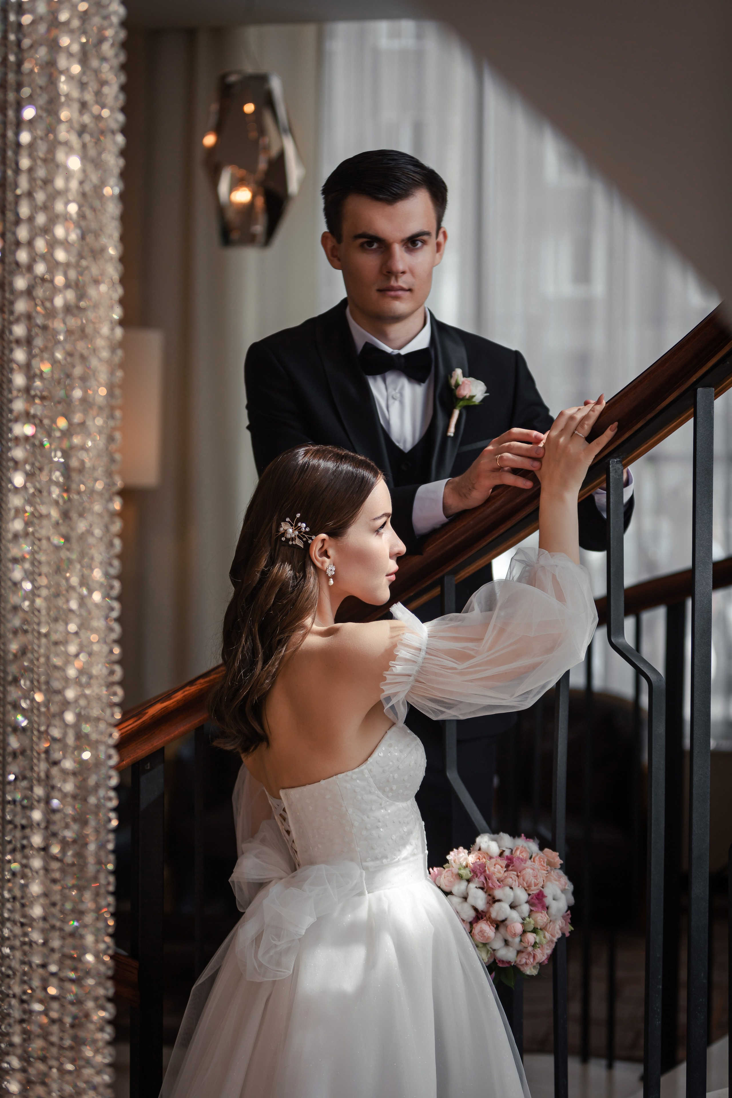 Los novios posando en un hotel de Alicante