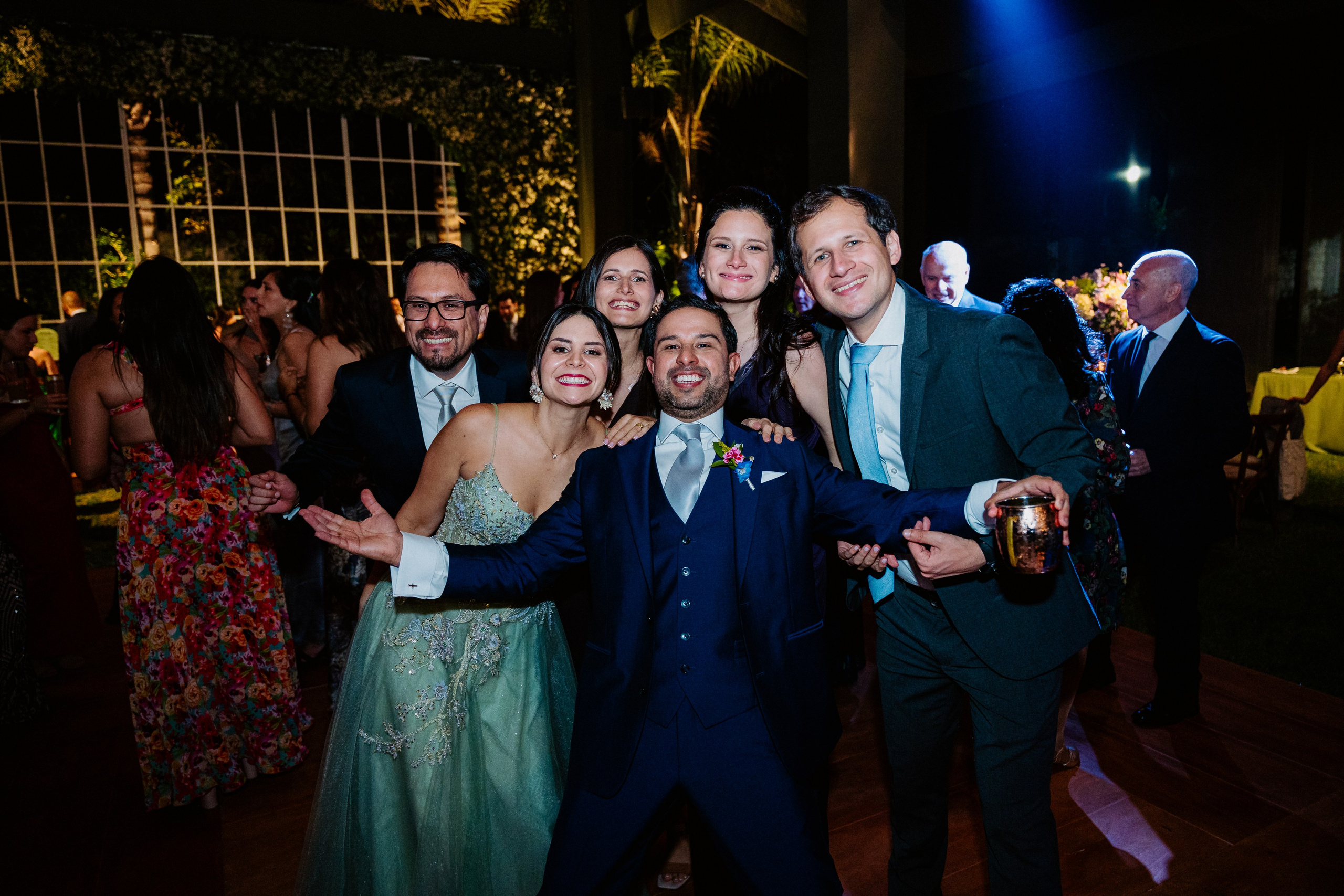 Un vistazo a la fiesta. Fotógrafo de Bodas en Lima | Ronhy Altamirano. Fotografía narrativa y cinematográfica para bodas, quinceañeras y eventos exclusivos