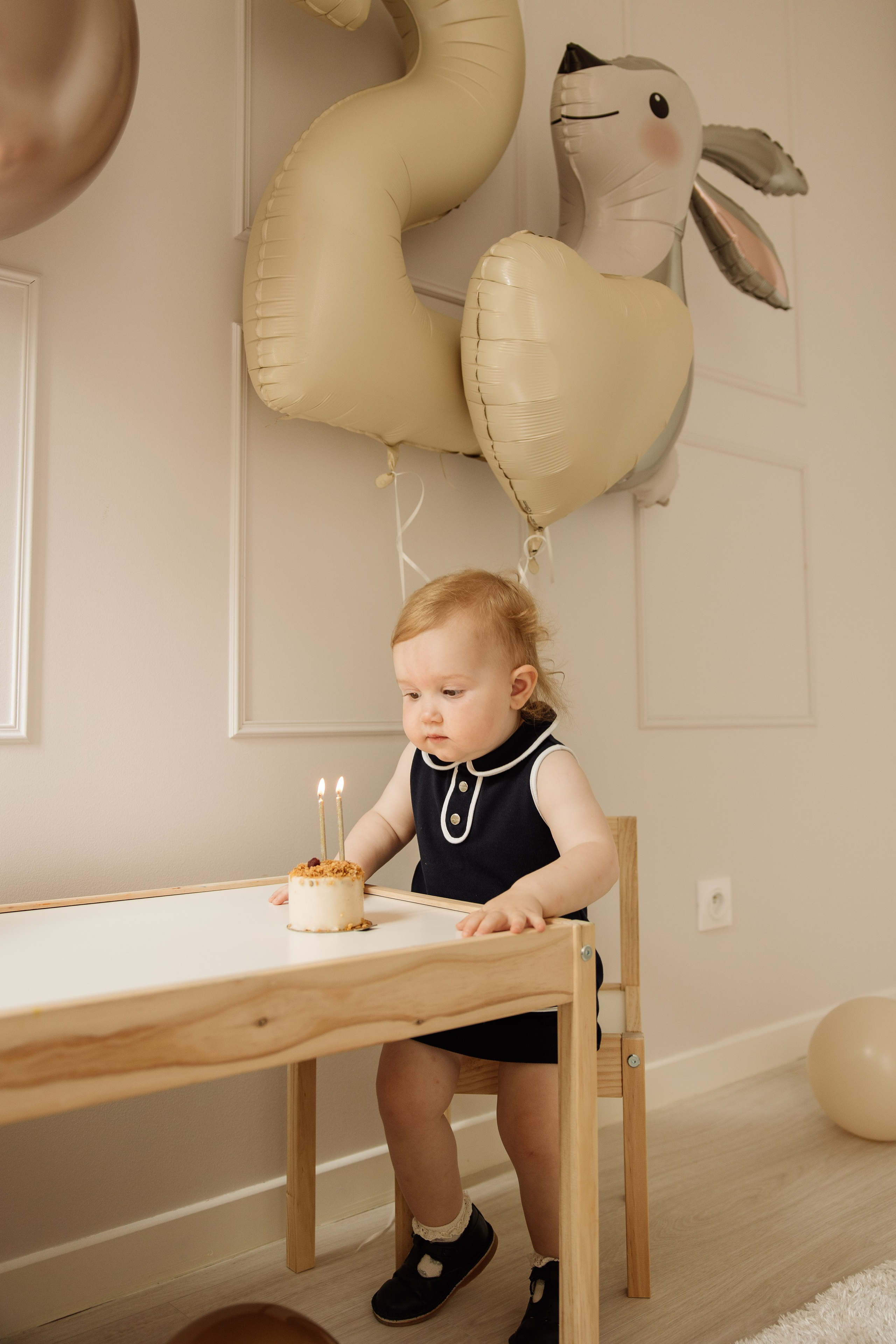 Souffler les bougies du gâteau d'anniversaire