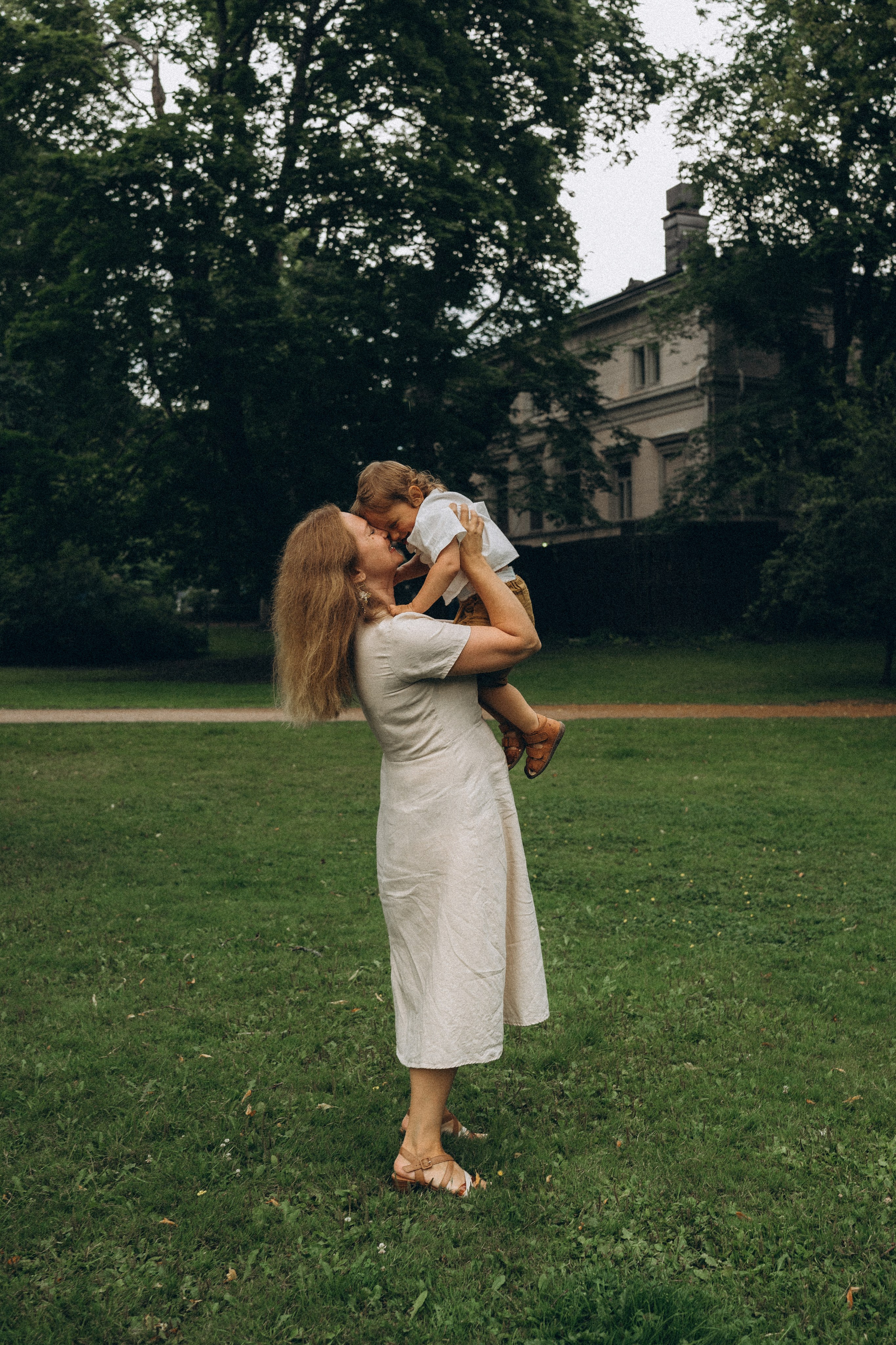 Kaivopuisto. Wedding and potrait photographer in Helsinki Vickan O