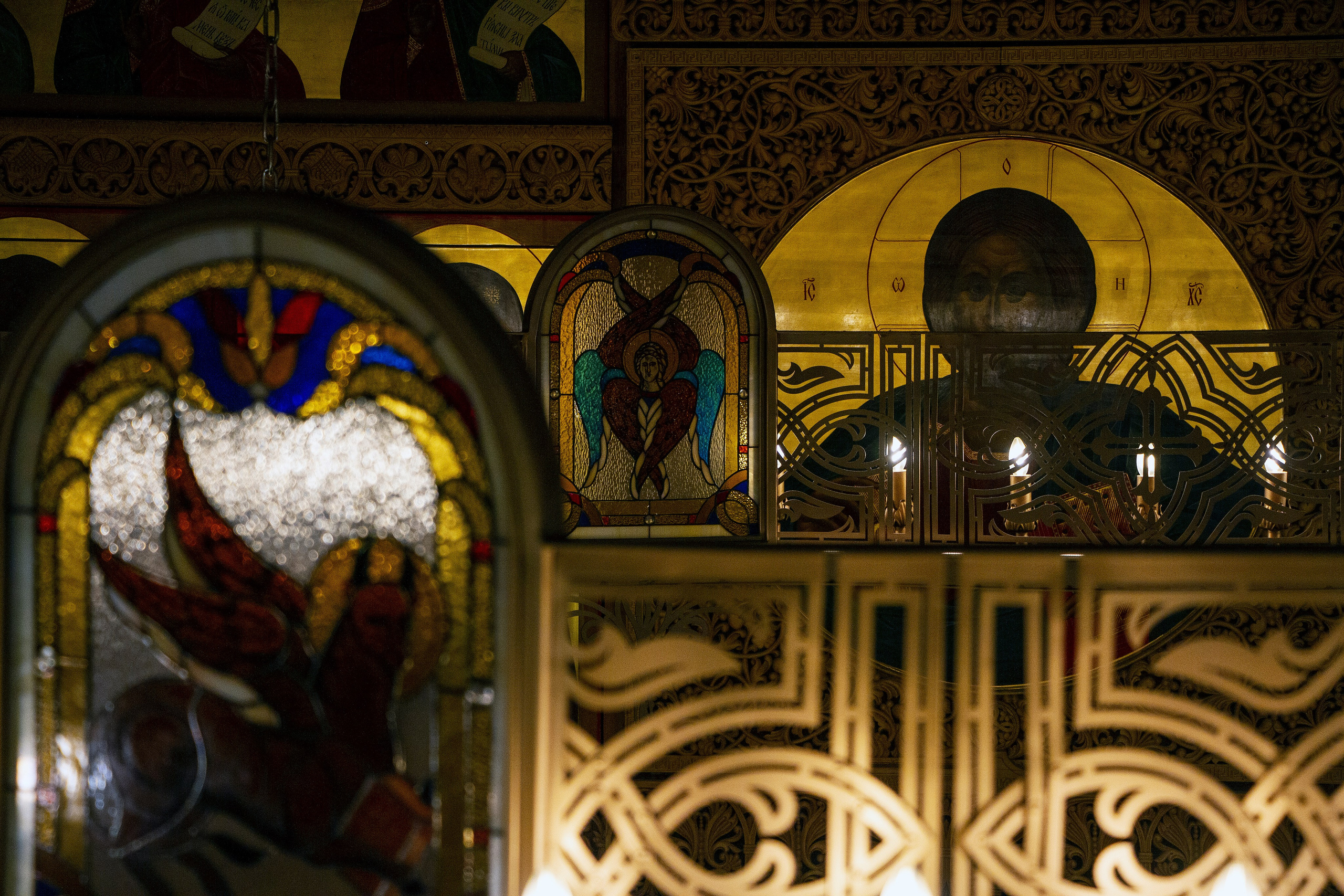 Хорос для храма Святой Троицы Прихода в честь Всех Святых в городе Минске Минской Епархии Белорусской Православной Церкви. 2022-2023. Сталь, худож. ковка, лазерная резка, сварка, витражи Анна Авгуль Магия витража.