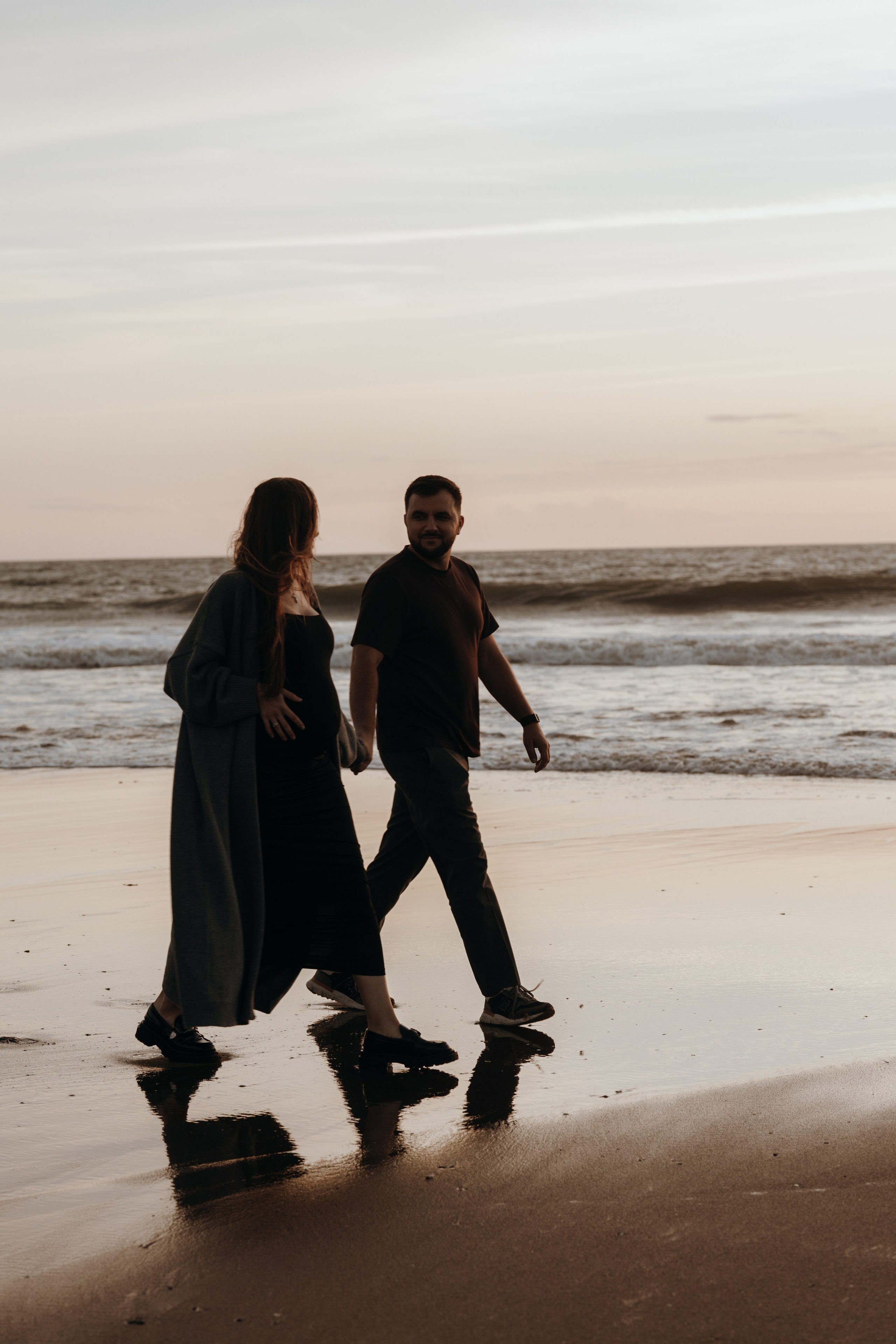 Sunset maternity photoshoot. Annah Louwagie — Lifestyle photographer for couples, families & brands | France & worldwide