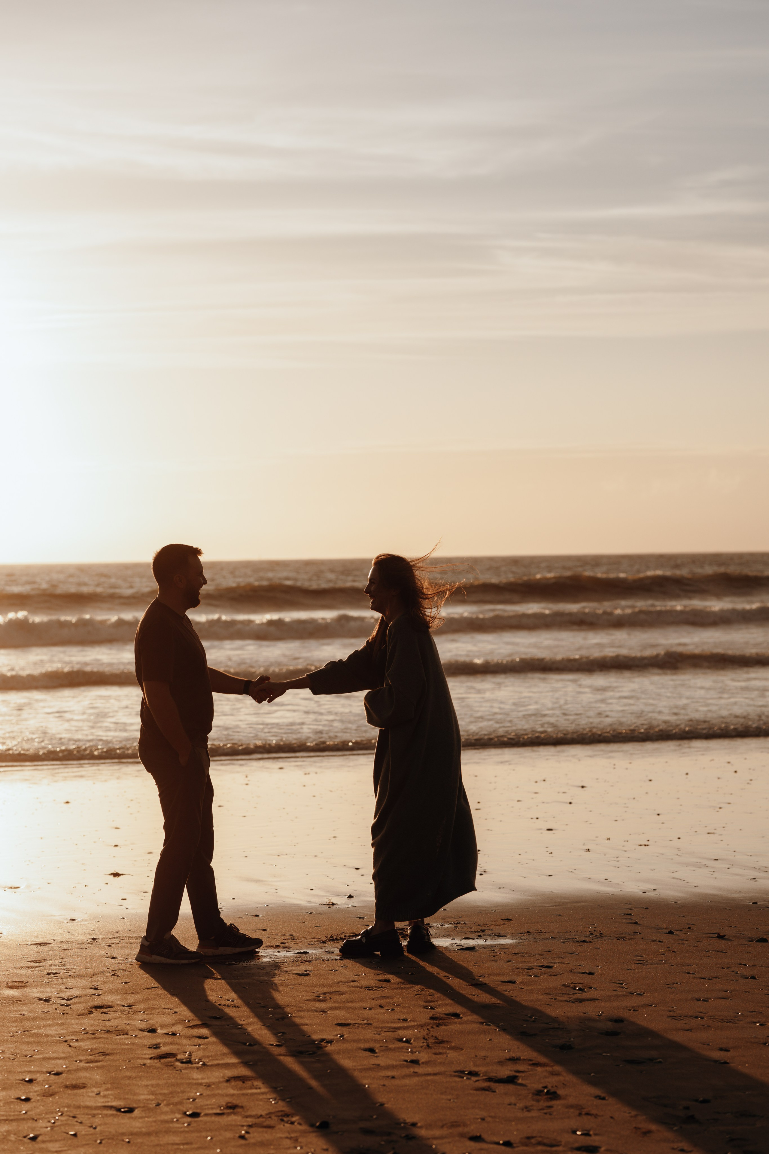 Sunset maternity photoshoot. Annah Louwagie — Lifestyle photographer for couples, families & brands | France & worldwide