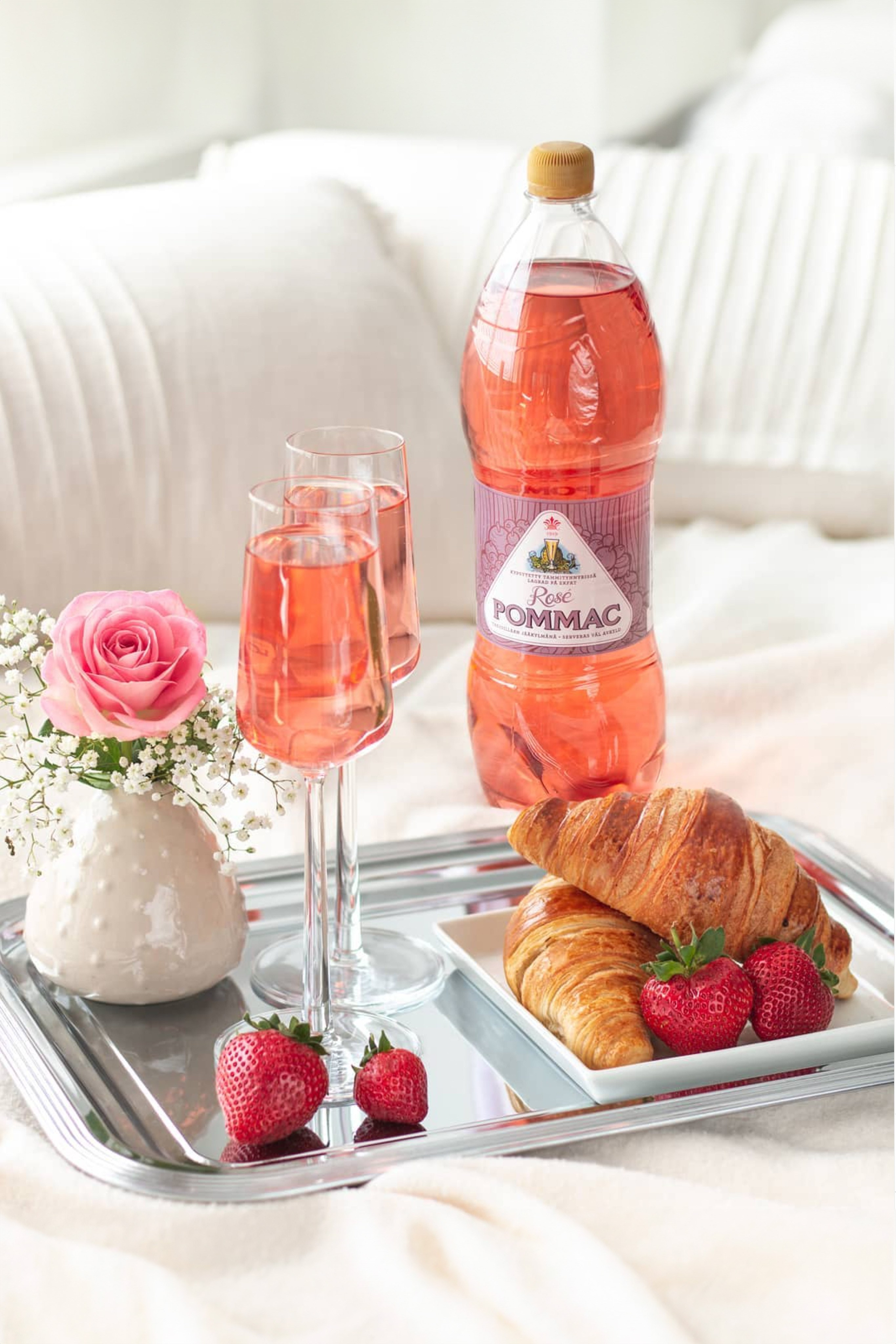 Äitienpäivän tarjoilu sänkyyn - maukas aamupala ja kupliva juoma juhlan kunniaksi. Stailaus ja ruokakuvaus miljöössä.