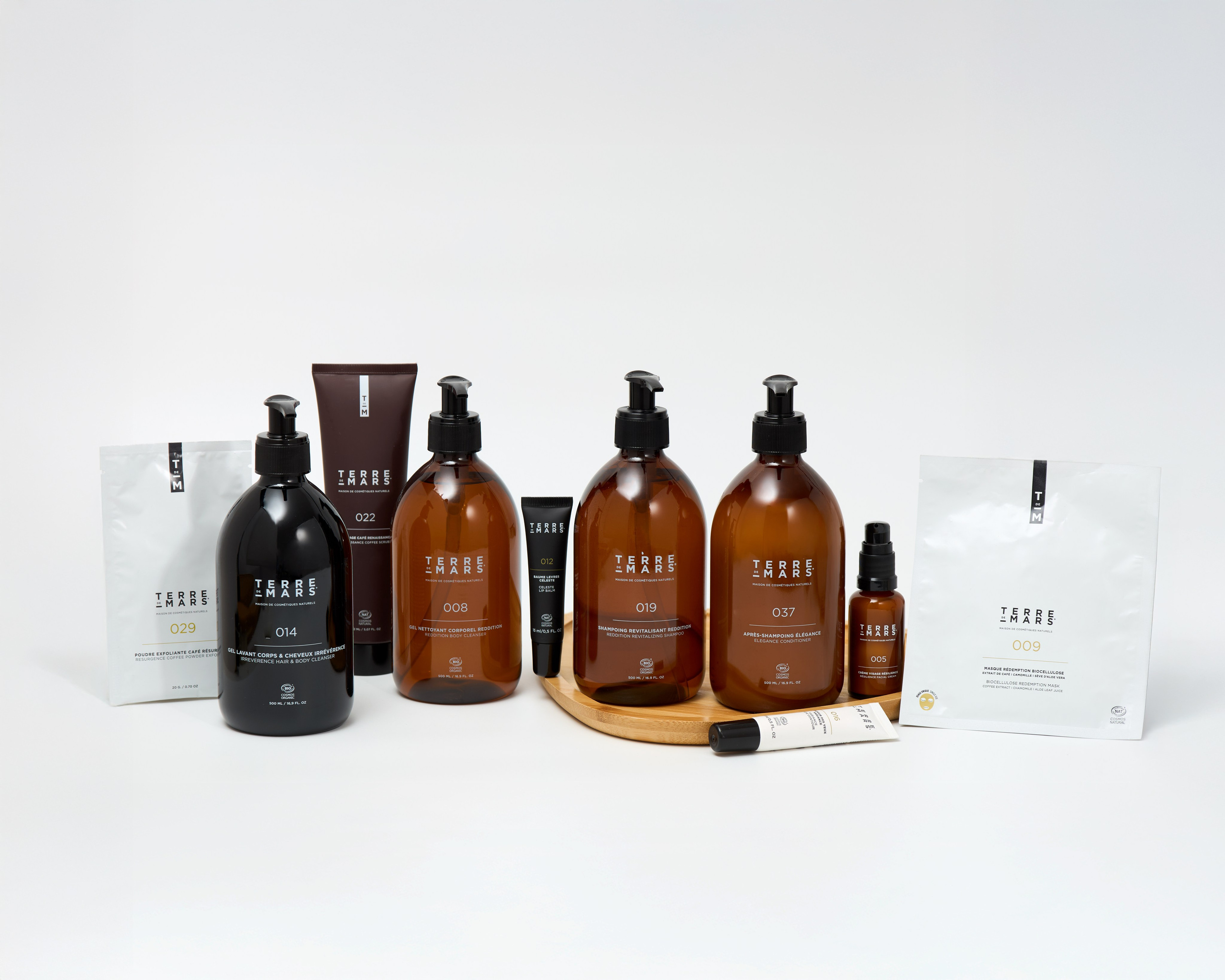 Produktlinie von Pflegekosmetik in dekorativer Komposition, Banner-Fotografie für Social Media, Werbung und Markenpräsentatio