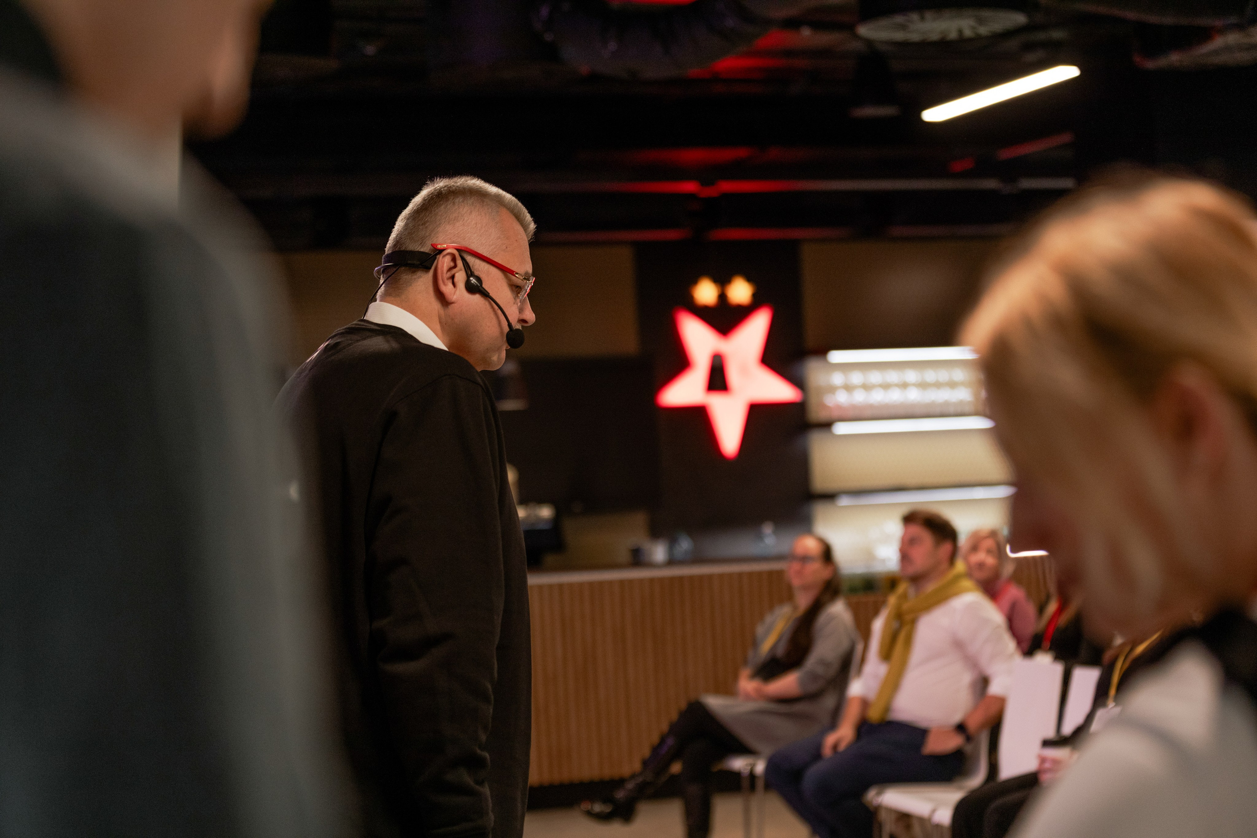 Firemní fotograf Praha. Dana Lišková — Empatická fotografka | Introspektivní umělkyně | Neurodivergentní koučka| Zakladatelka Artepy.cz