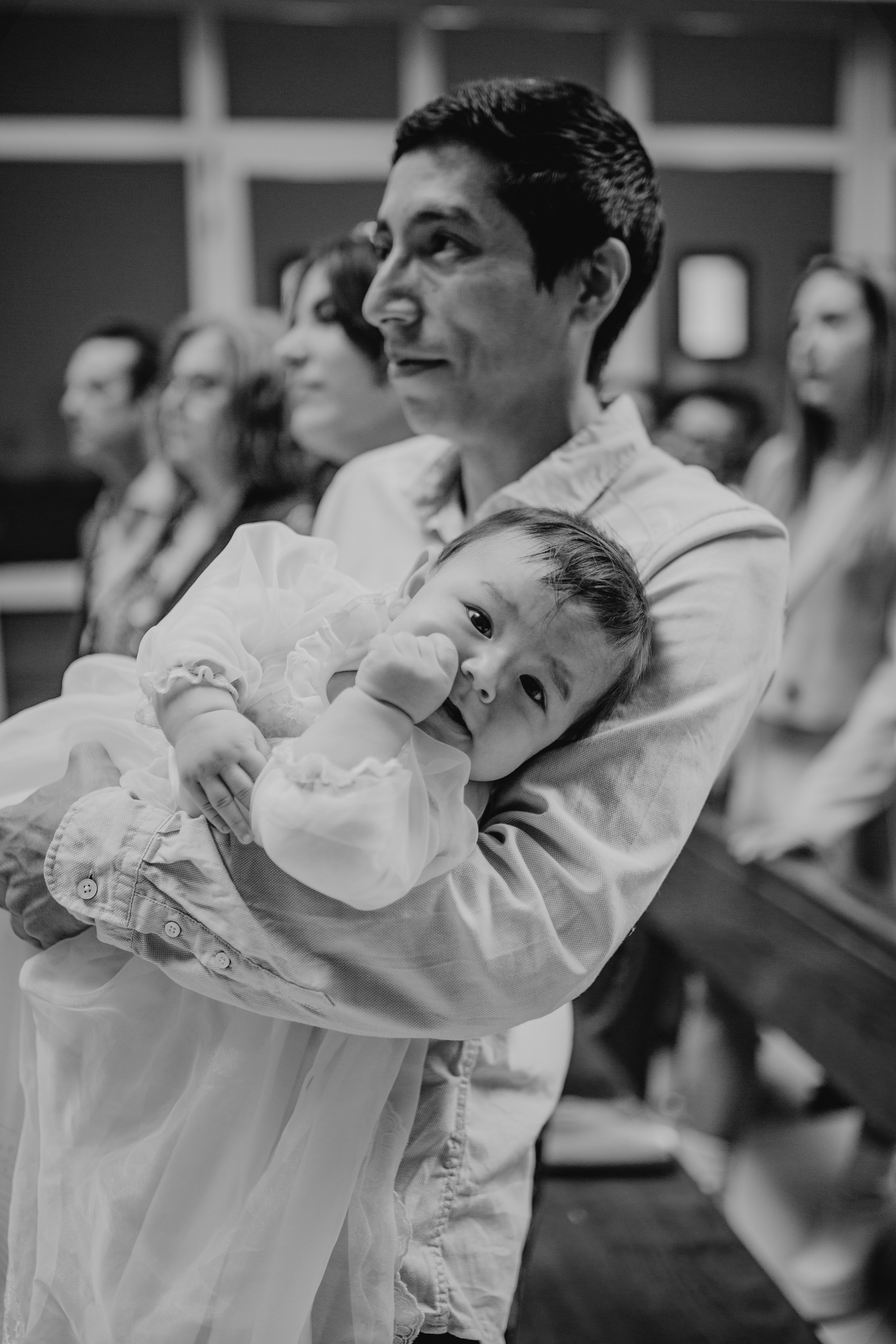 Retrato de bebé con traje de bautizo en estudio fotográfico Rainbox, Torrejón de Ardoz