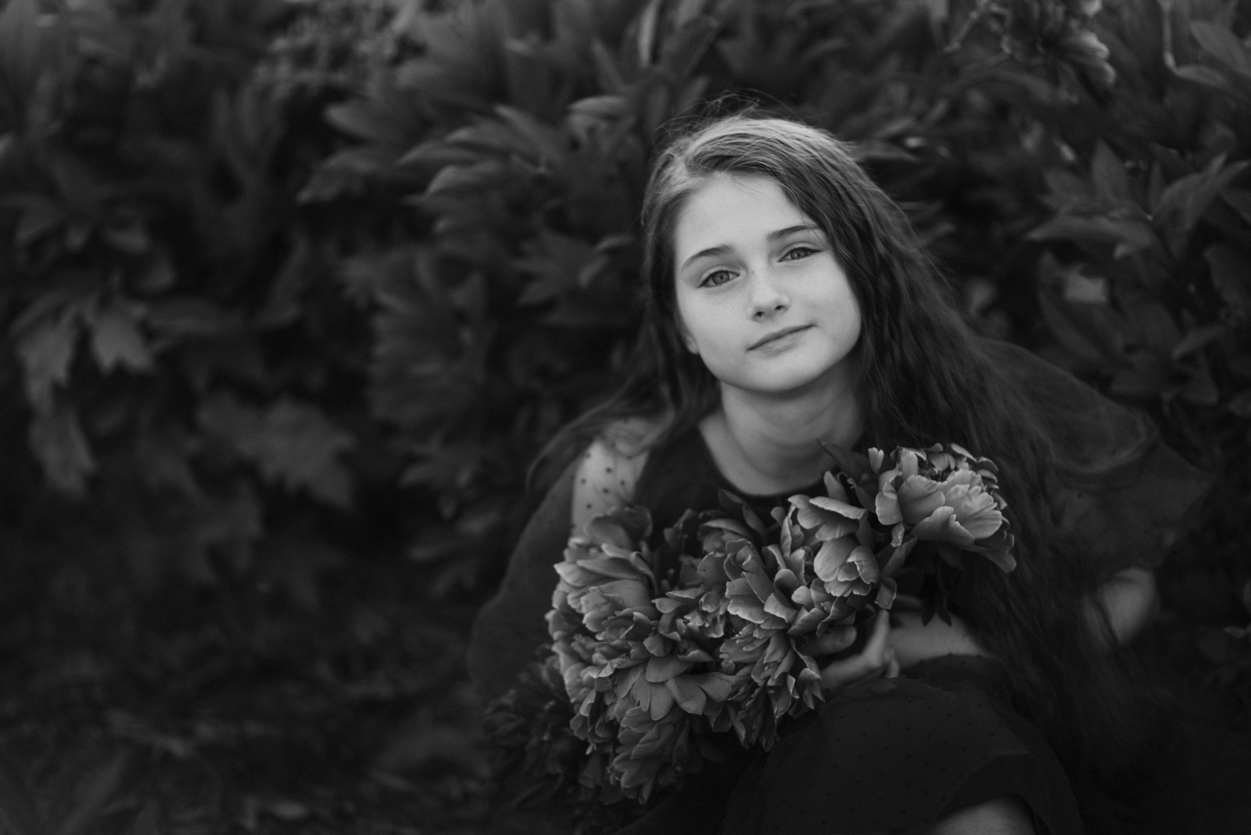 Junges Mädchen in einem Blumenfeld. Schwarz-weiß Fotografie in Münster. Fotografin Viktoria Roschen