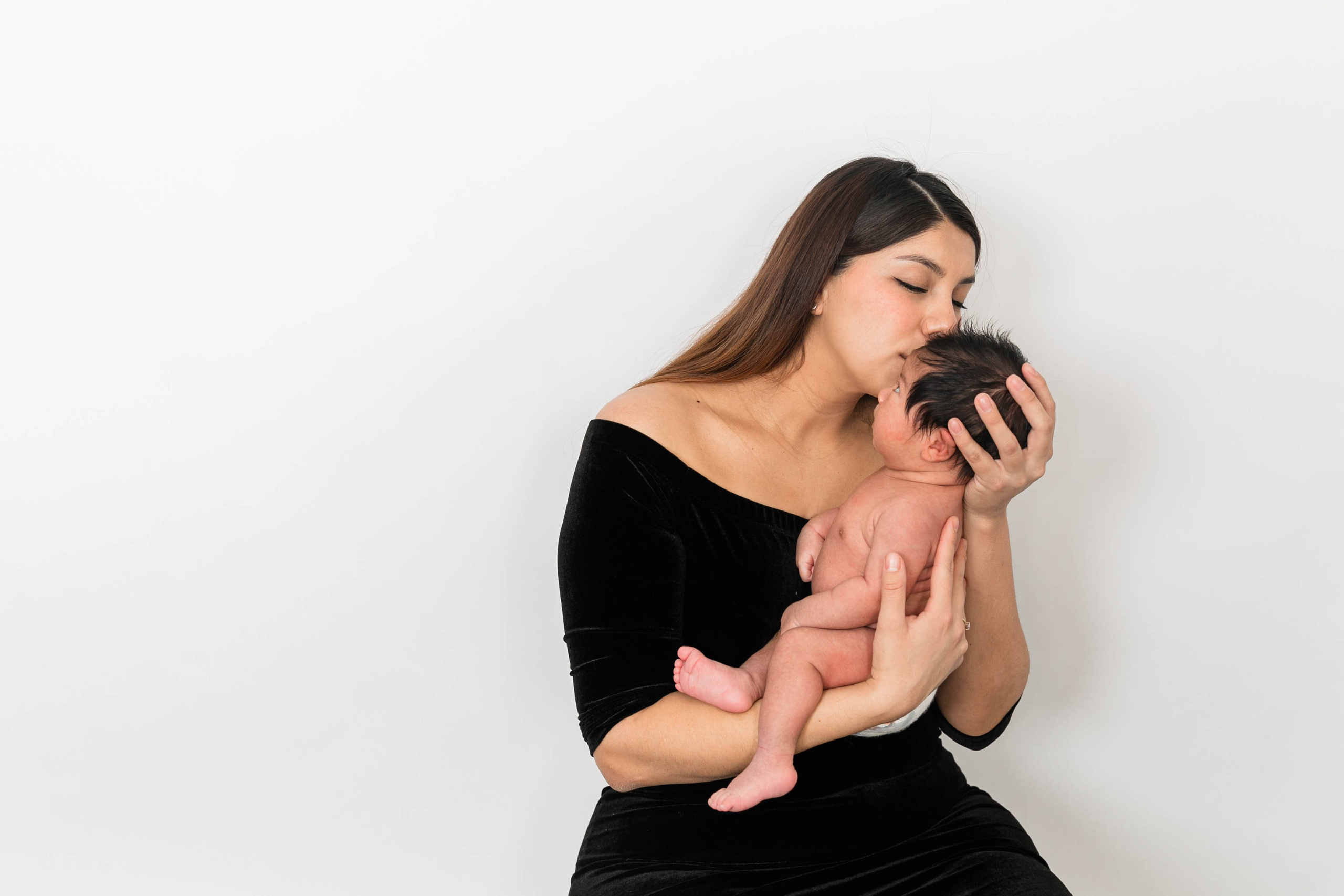 Maternity Photos — Isabel — Harold — Studio Photos. Fotografía accesible en Calgary