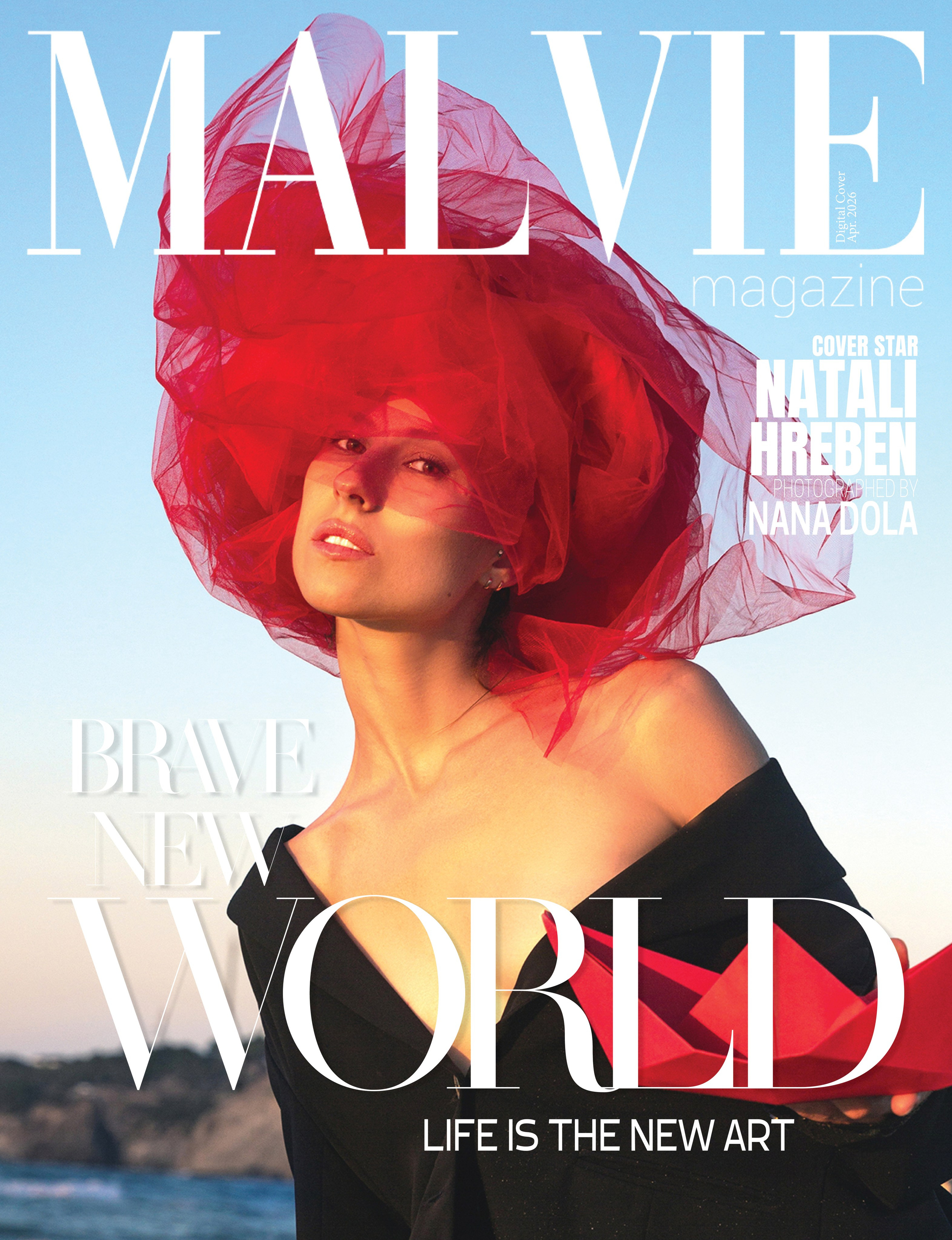 арт фотосессия в Стамбуле у моря с красной чалмой и черным костюмом. Концептуальная фотосессия в Стамбуле у моря в стиле art fashion. 