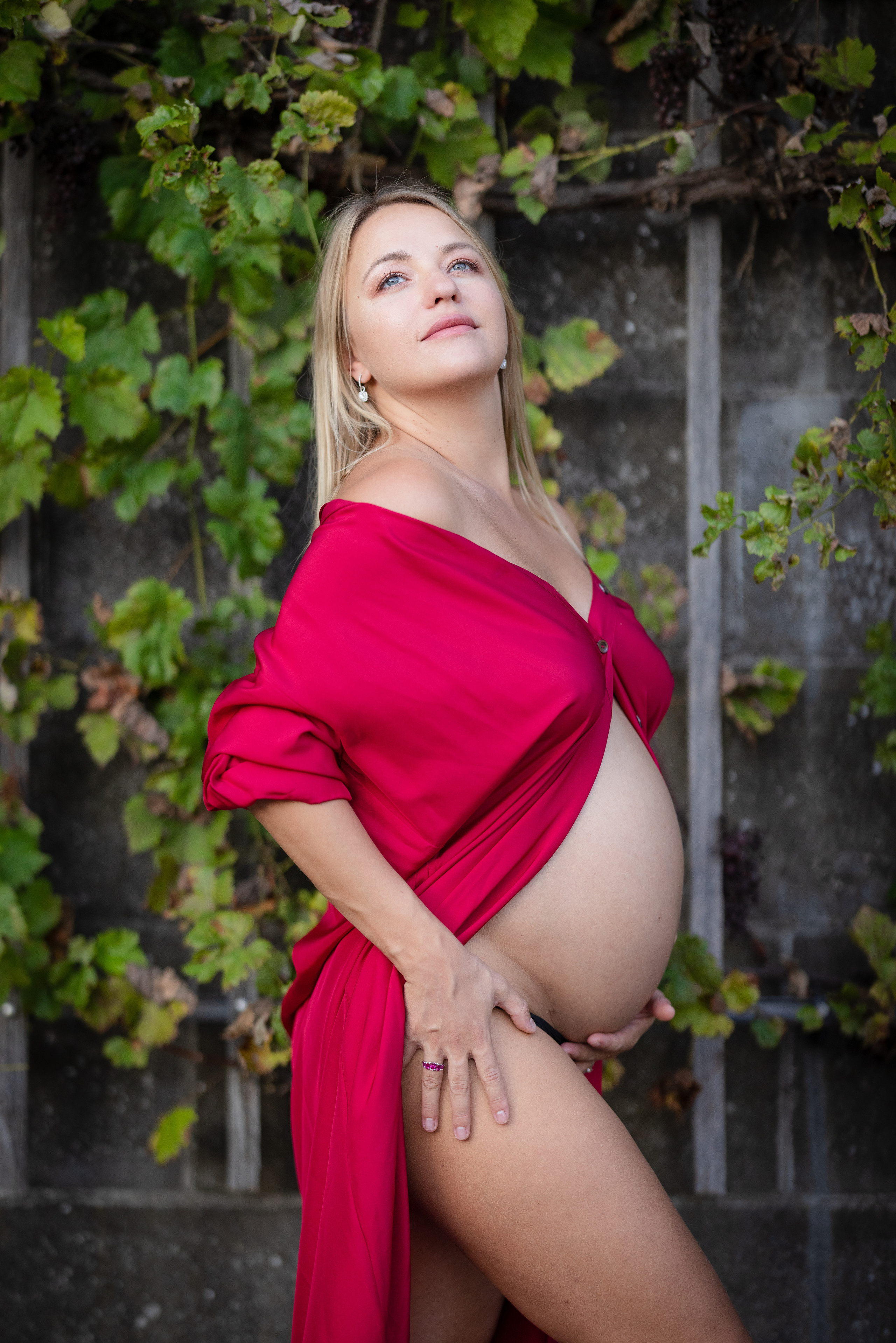 Raisa in secret garden. Family photographer Zurich & Switzerland Daria Moore