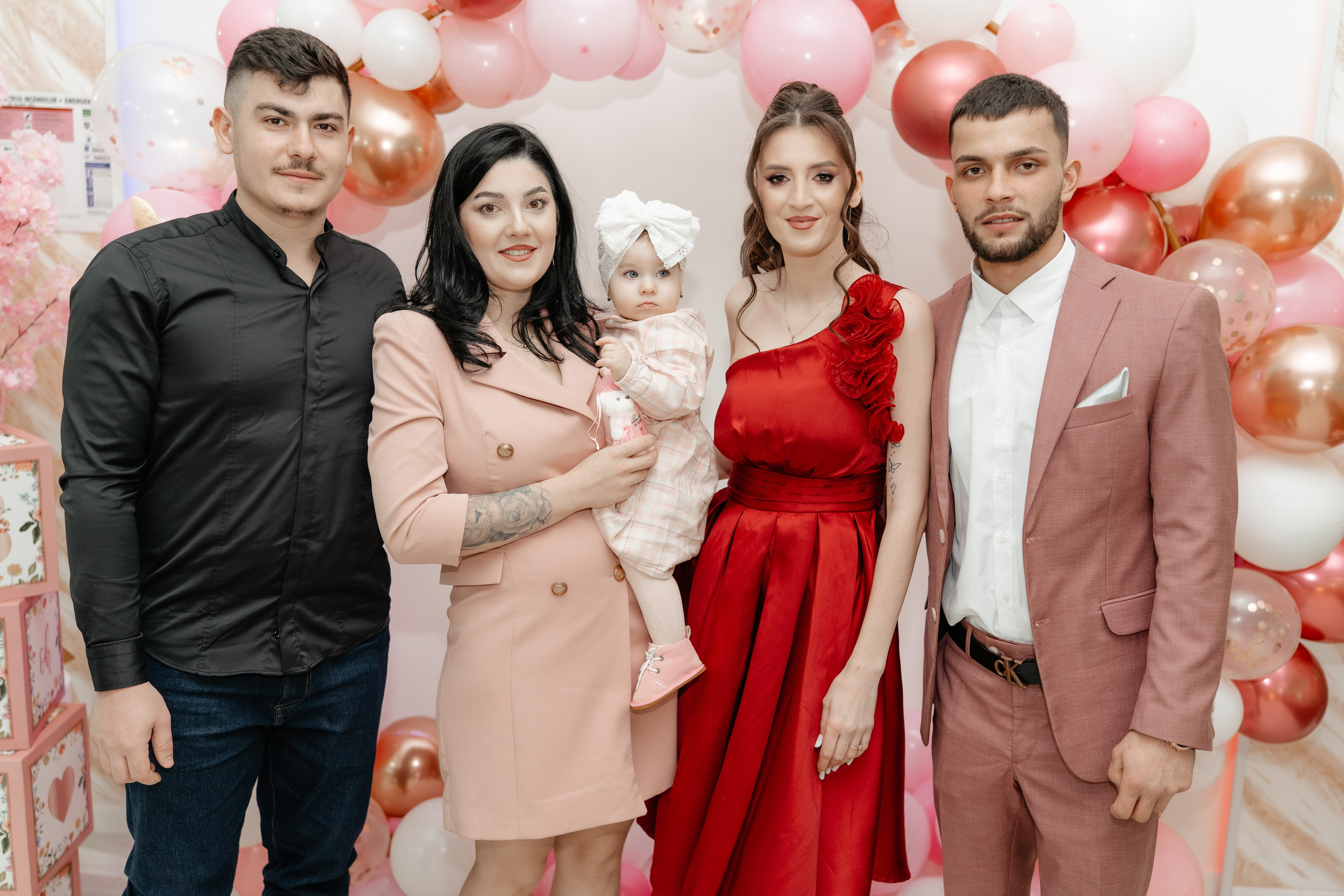 Cadru apropiat și plin de căldură: părinții Evelinei Maria, Maria și Gabriel, cu cei doi prieteni apropiați (pentru care am fotografiat botezul acum un an), zâmbind fericiți la petrecerea de botez din Restaurantul Silmat, Bălăbănești, Galați. O imagine a prieteniei și a continuării poveștilor de familie.