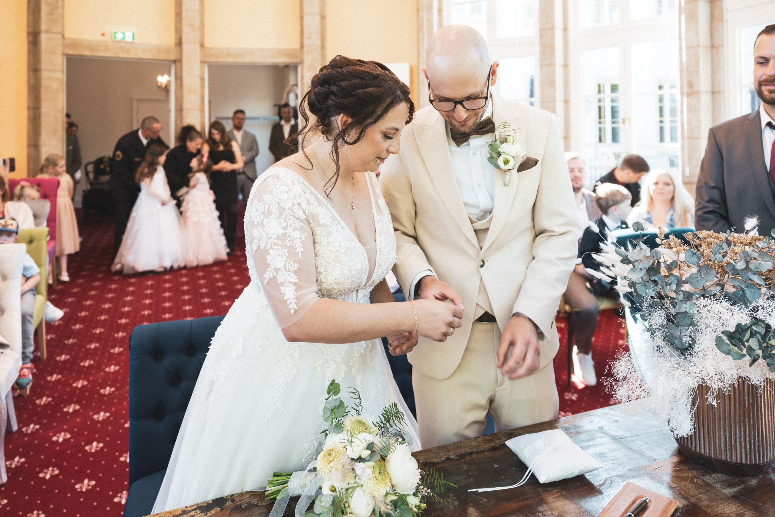 Standesamt Herford & Hücker Moor Teich – Natürliche Hochzeitsfotos & Emotionale & Reportagen. Hochzeitsfotografin in Gütersloh | Authentische Hochzeitsreportagen | TK Photographie