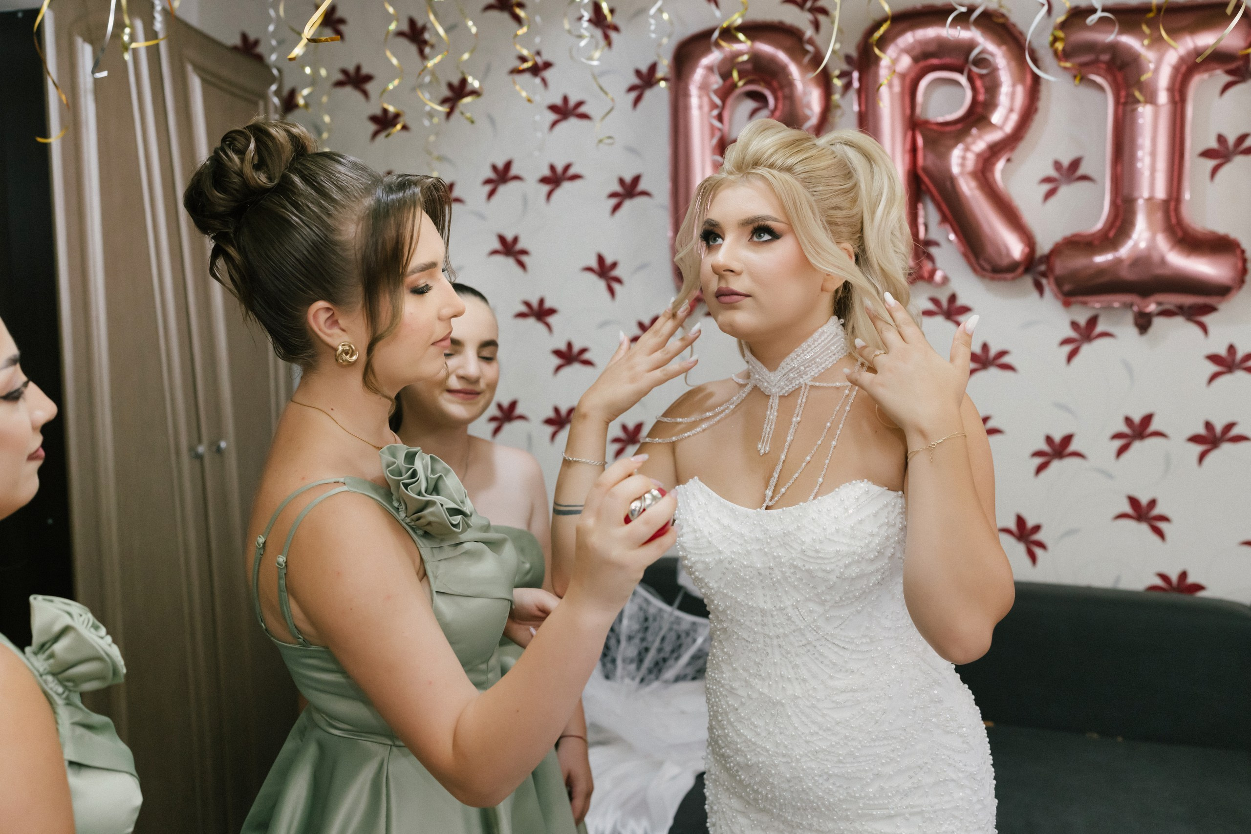 - mireasă Lavinia pregătire casa părintească Hârlău- mire Mihai pregătire Flămânzi cavalerii de onoare- fotograf nuntă Casa Jorovlea- ședință foto miri Mihai și Lavinia- nuntă elegantă Casa Jorovlea- fotografie de nuntă naturală România- domnișoare de onoare pregătire mireasă- emoții nuntă biserică- dansul mirilor Casa Jorovlea* fotograf profesionist nuntă Botoșani Iași* fotografie documentară de nuntă- familie și prieteni la nuntă- nași Mihai și Nicoleta nuntă- portret mireasă în lumină naturală- petrecere nuntă Casa Jorovlea- Nuntă Mihai și Lavinia – momente emoționante din ziua nunții, pregătirile mirilor în Hârlău și Flămânzi, ceremonia religioasă și ședința foto realizată de  AlinoFotoStudio -  Mireasa Lavinia în timpul pregătirilor la Hârlău-  Mihai pregătit de cavalerii de onoare în Flămânzi - Ceremonia religioasă a mirilor Mihai și Lavinia-Ședință foto romantică de nuntă Mihai și Lavinia - Dansul mirilor la petrecerea de nuntă -  fotograf nuntă Iași-  fotograf nuntă Botoșani- wedding photography Romania- AlinoFotoStudio - AlinoFotoStudio - Alin Chirilă fotograf - fotograf Botoșani - fotograf Iași - fotograf Hârlău - fotograf Bacău - fotograf Suceava - fotograf București - fotograf Neamț - servicii foto video - fotograf evenimente - fotograf nuntă - fotograf botez - wedding photographer Romania - ședință foto nuntă - fotografie de eveniment - wedding photography - fotografie profesională - fotograf profesionist România- povestitor prin fotografie, servicii foto - video -profesionale