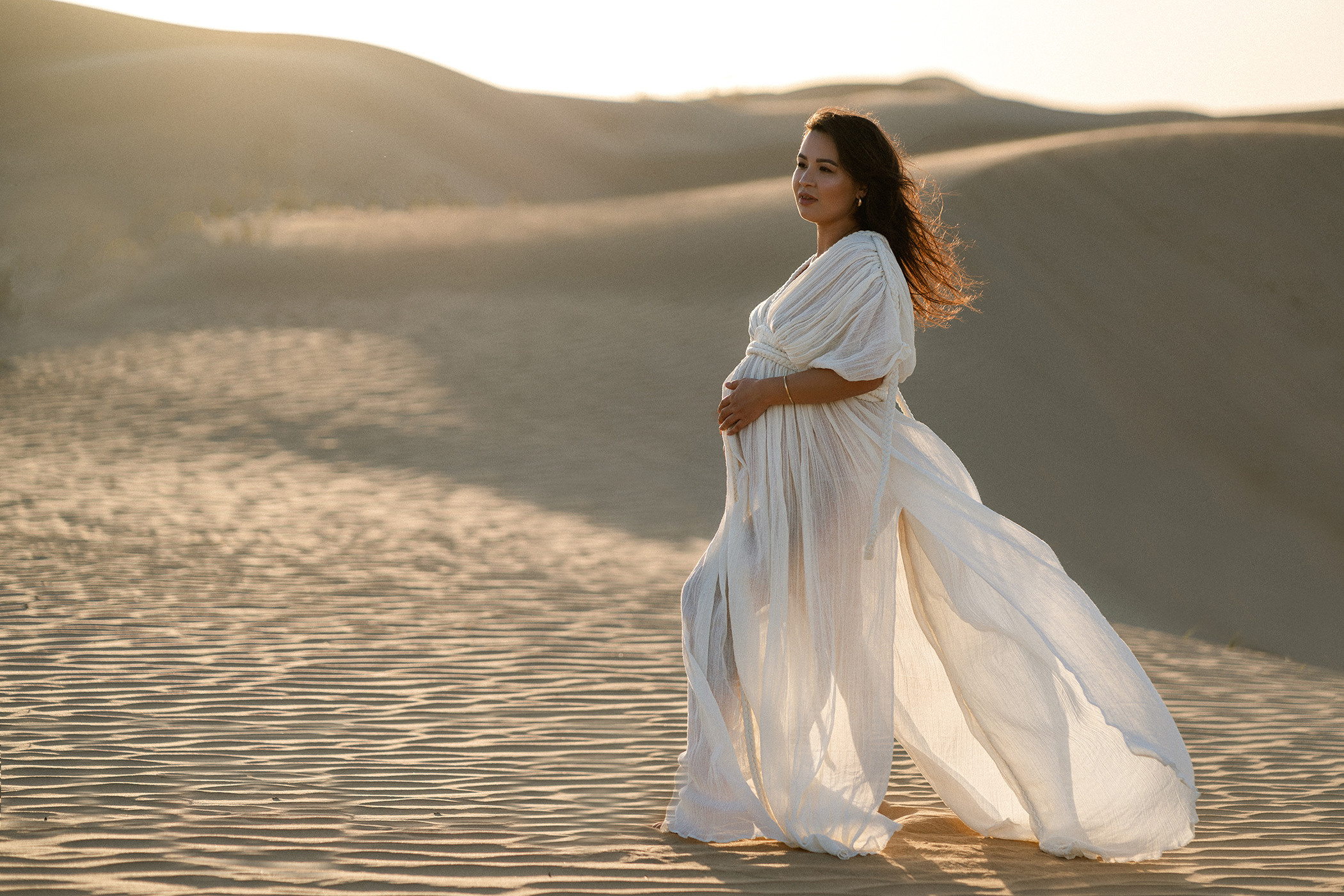 Sweet Mummy To Be in the desert. Angela Iakovleva — Family Photographer in Dubai