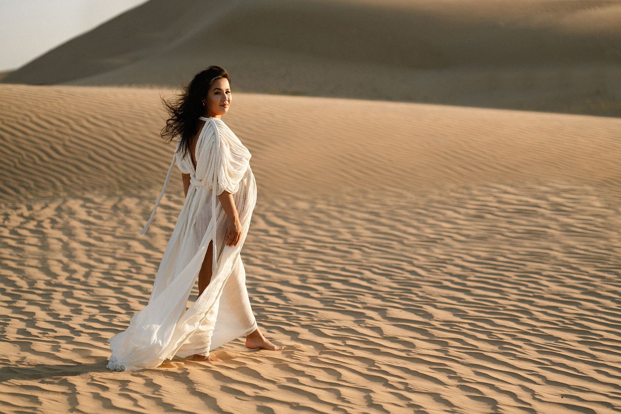 Sweet Mummy To Be in the desert. Angela Iakovleva — Family Photographer in Dubai