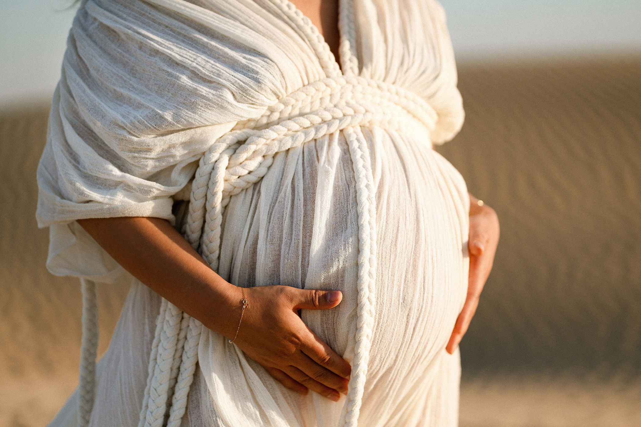 Sweet Mummy To Be in the desert. Angela Iakovleva — Family Photographer in Dubai