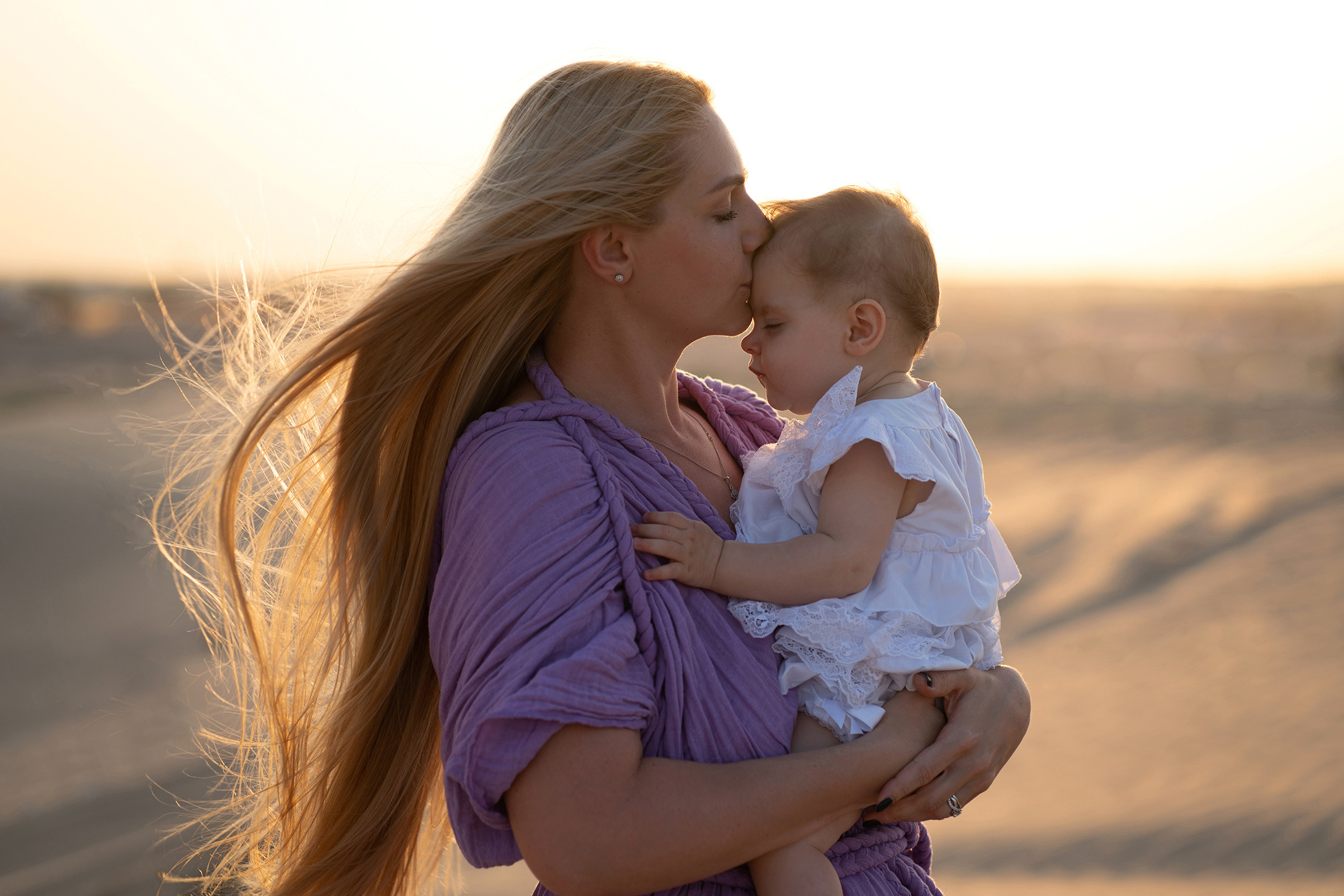 Beautiful sunset in the desert. Angela Iakovleva — Family Photographer in Dubai