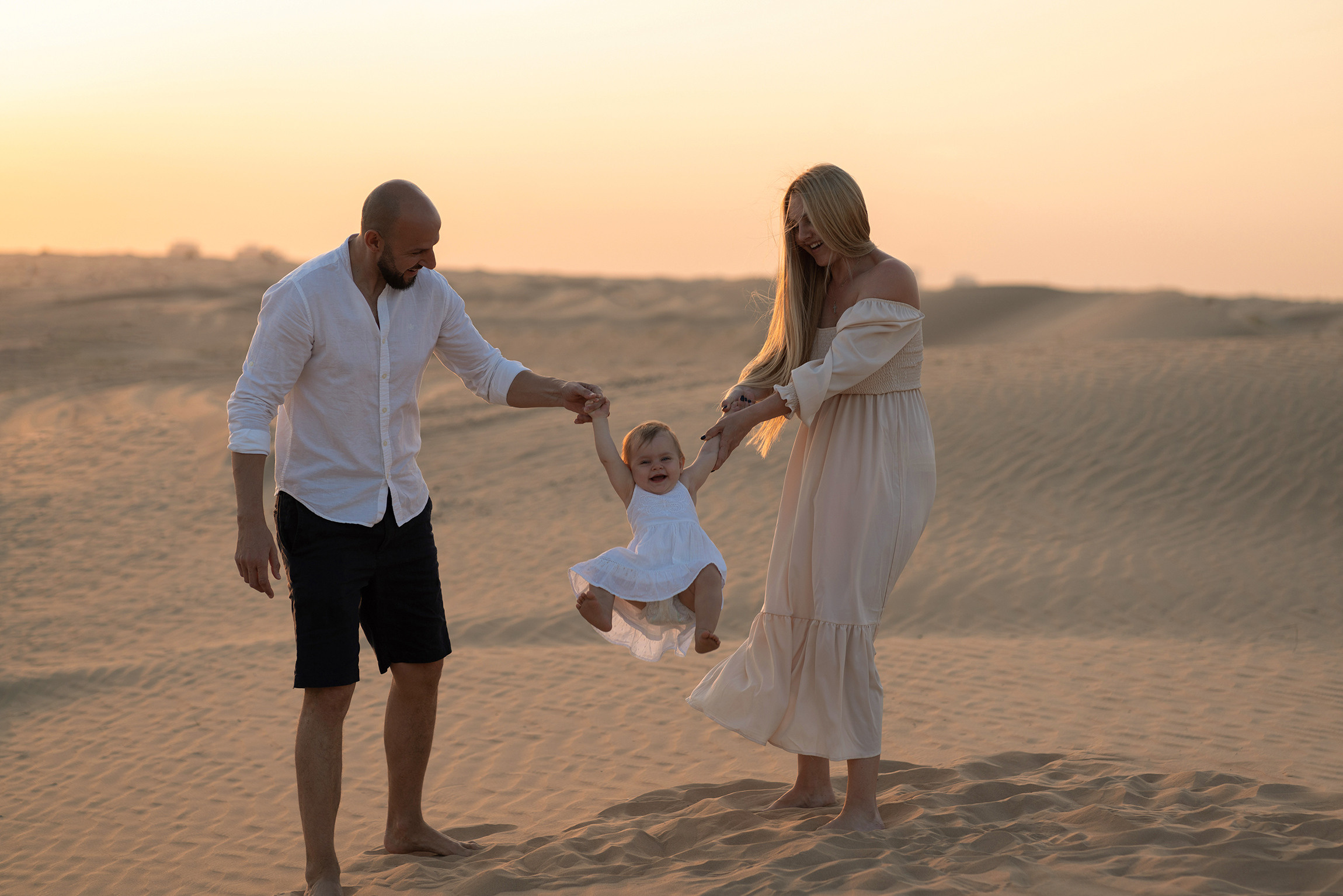 Beautiful sunset in the desert. Angela Iakovleva — Family Photographer in Dubai