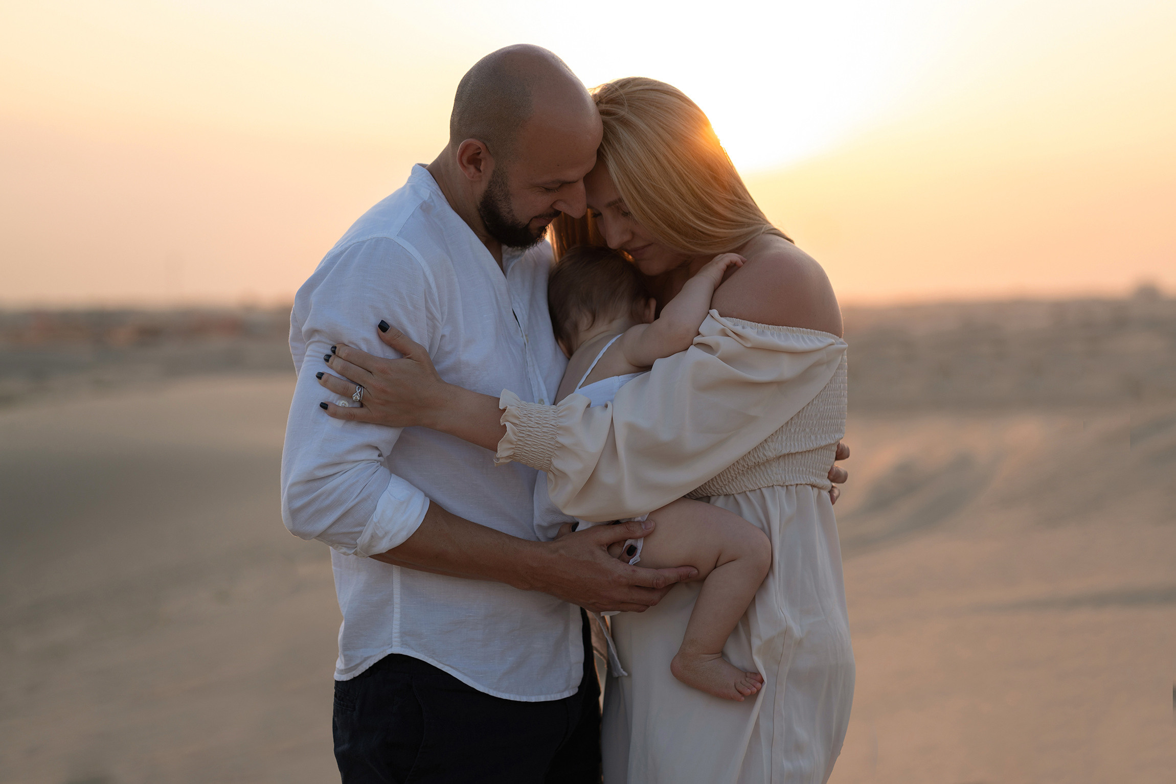 Beautiful sunset in the desert. Angela Iakovleva — Family Photographer in Dubai