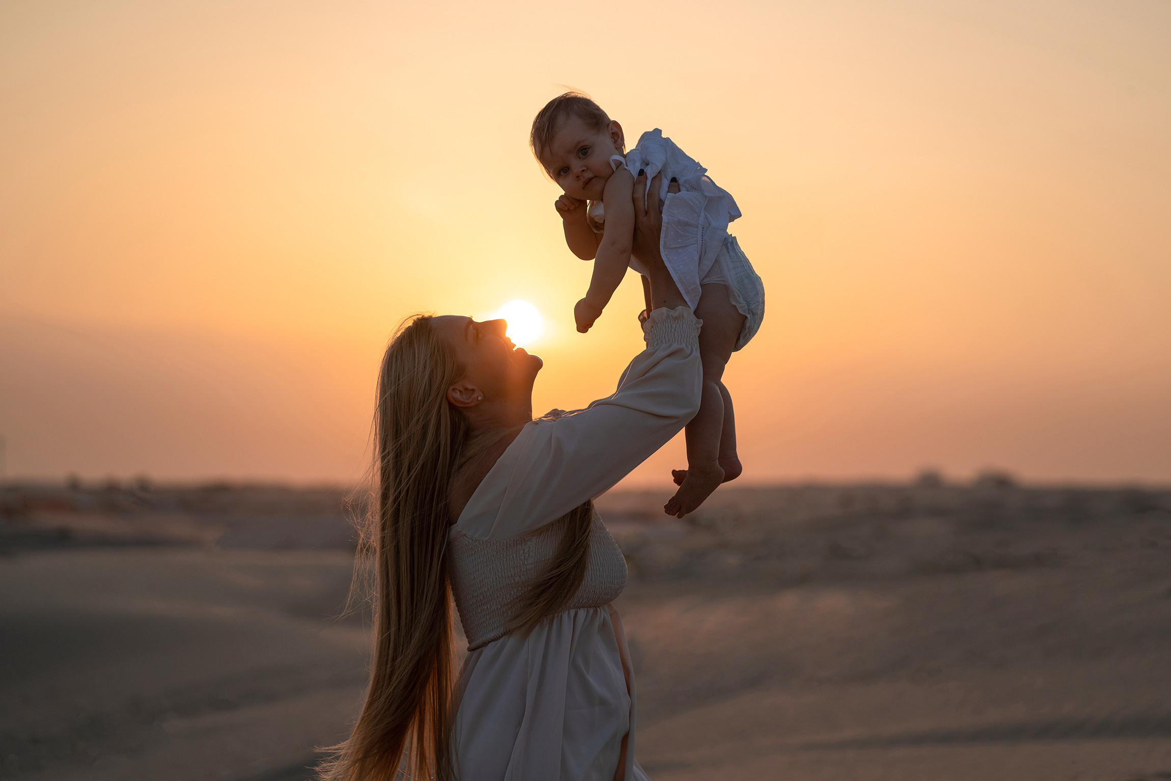 Beautiful sunset in the desert. Angela Iakovleva — Family Photographer in Dubai