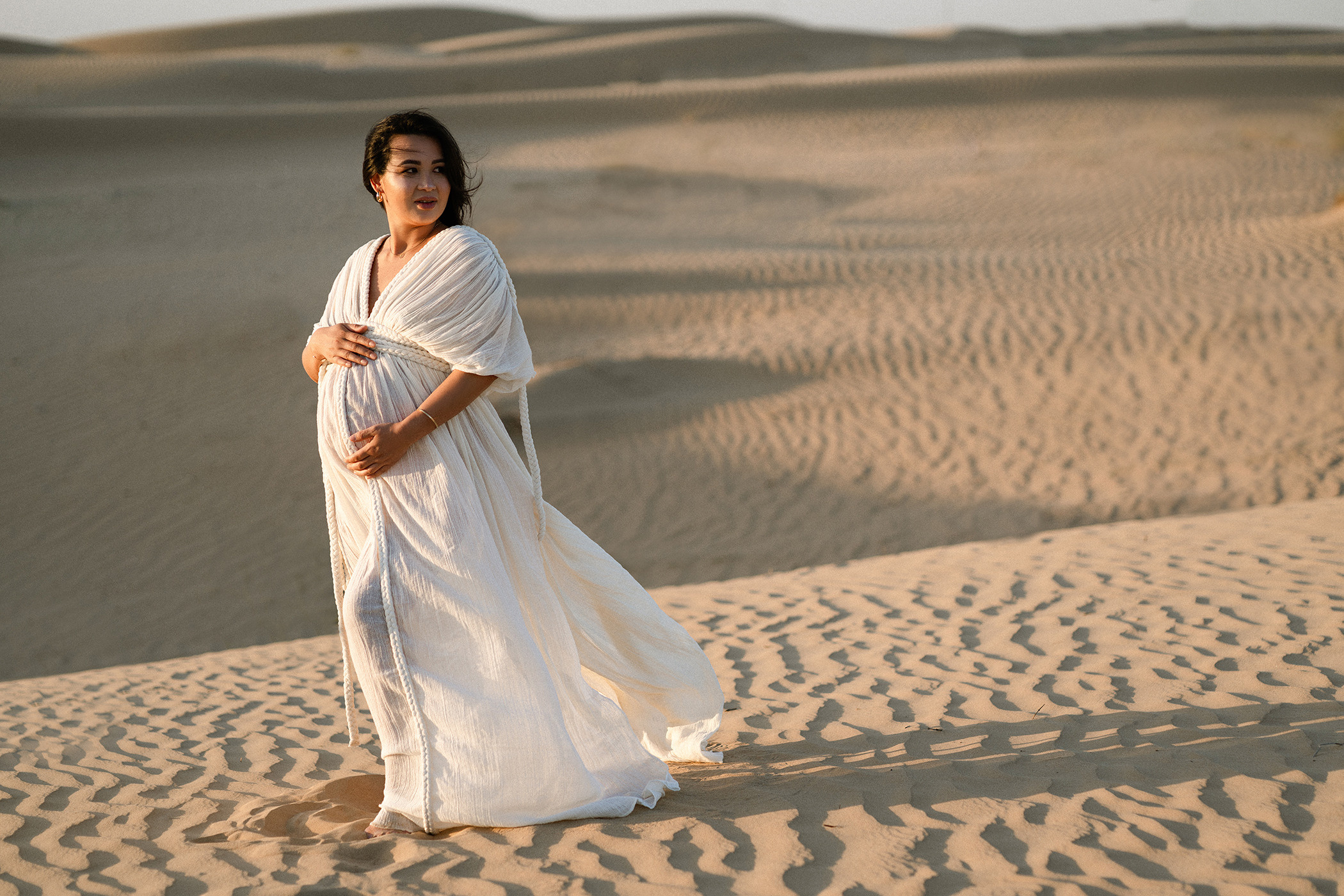 Sweet Mummy To Be in the desert. Angela Iakovleva — Family Photographer in Dubai