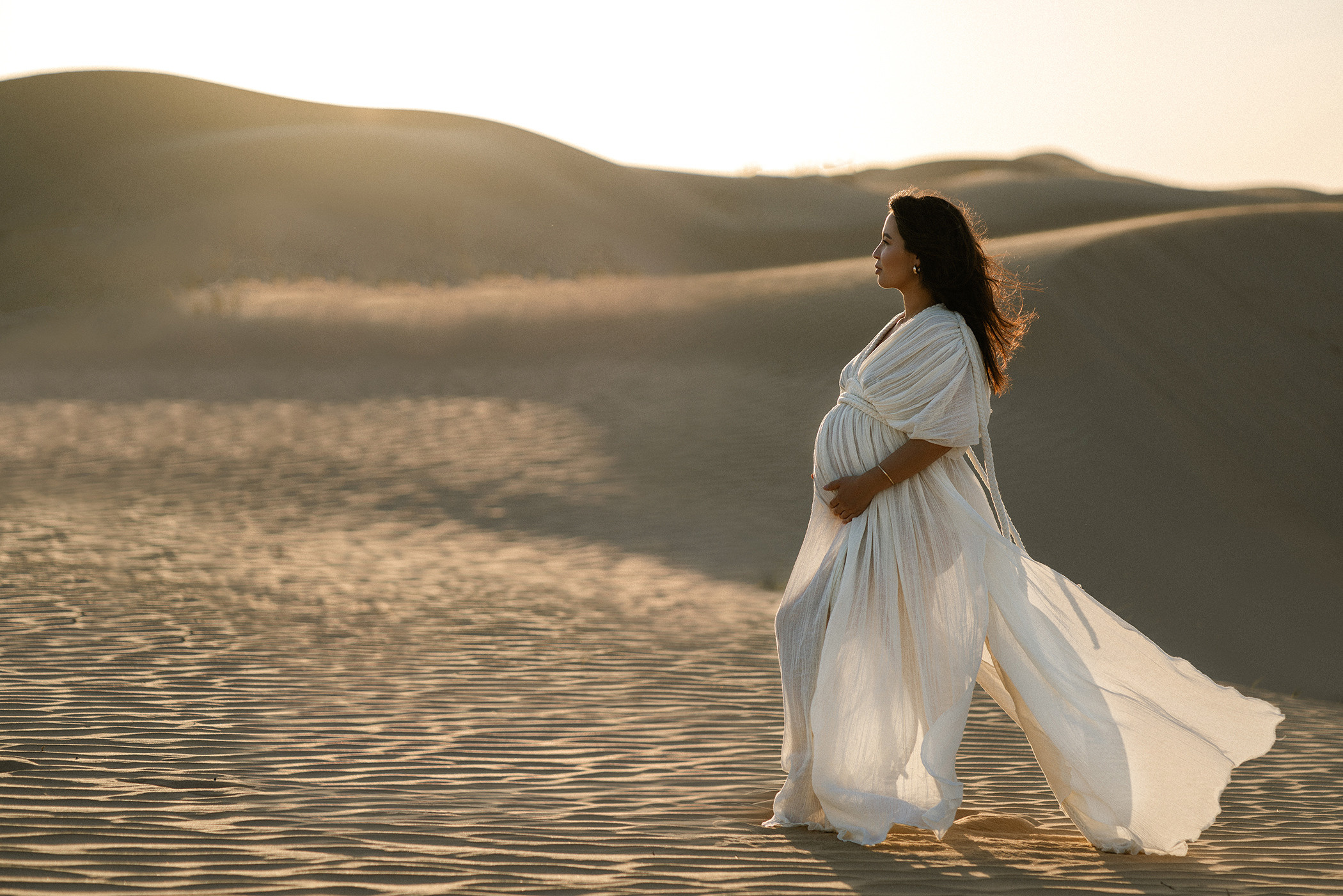 Sweet Mummy To Be in the desert. Angela Iakovleva — Family Photographer in Dubai