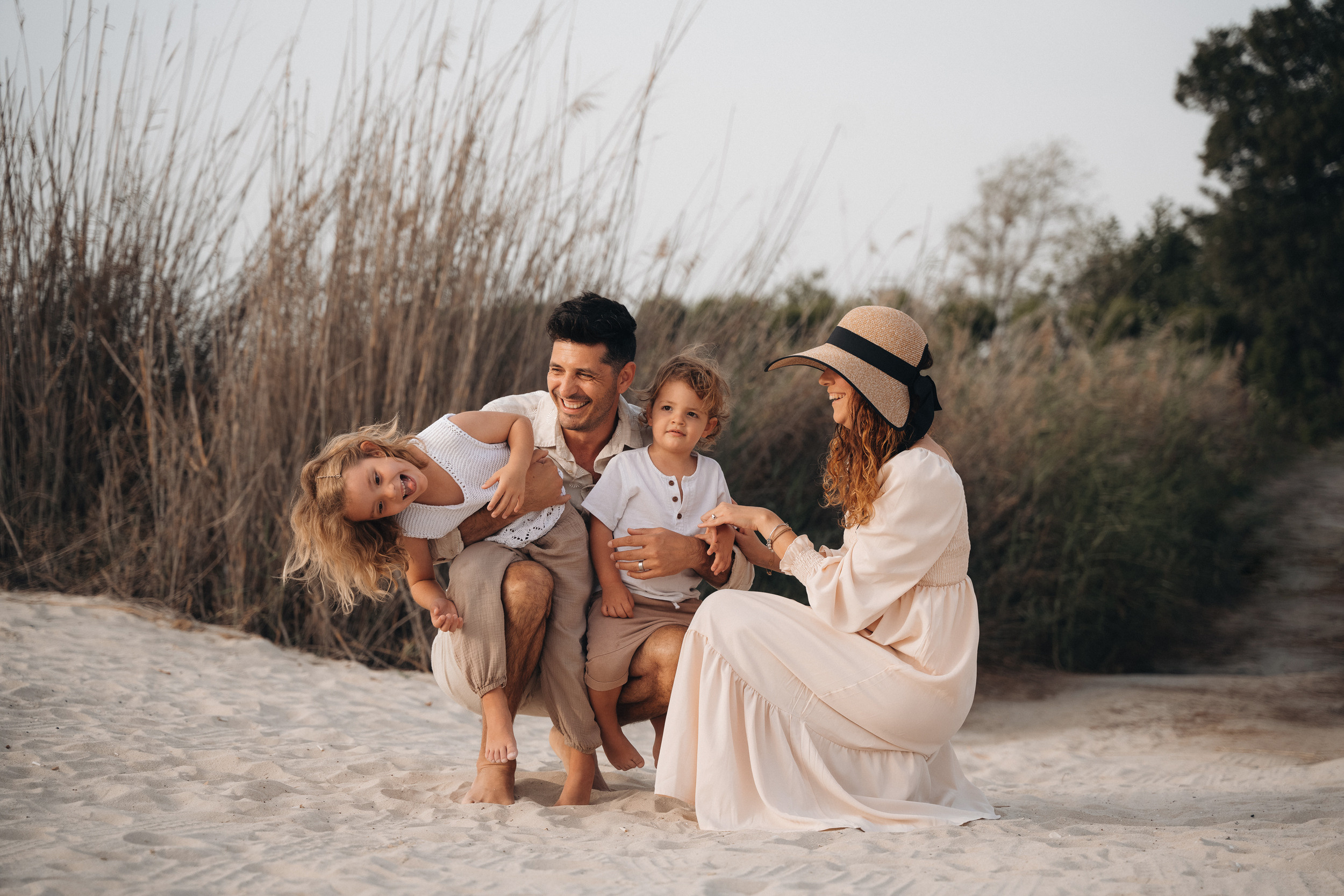 Beach play and fun. Angela Iakovleva — Family Photographer in Dubai