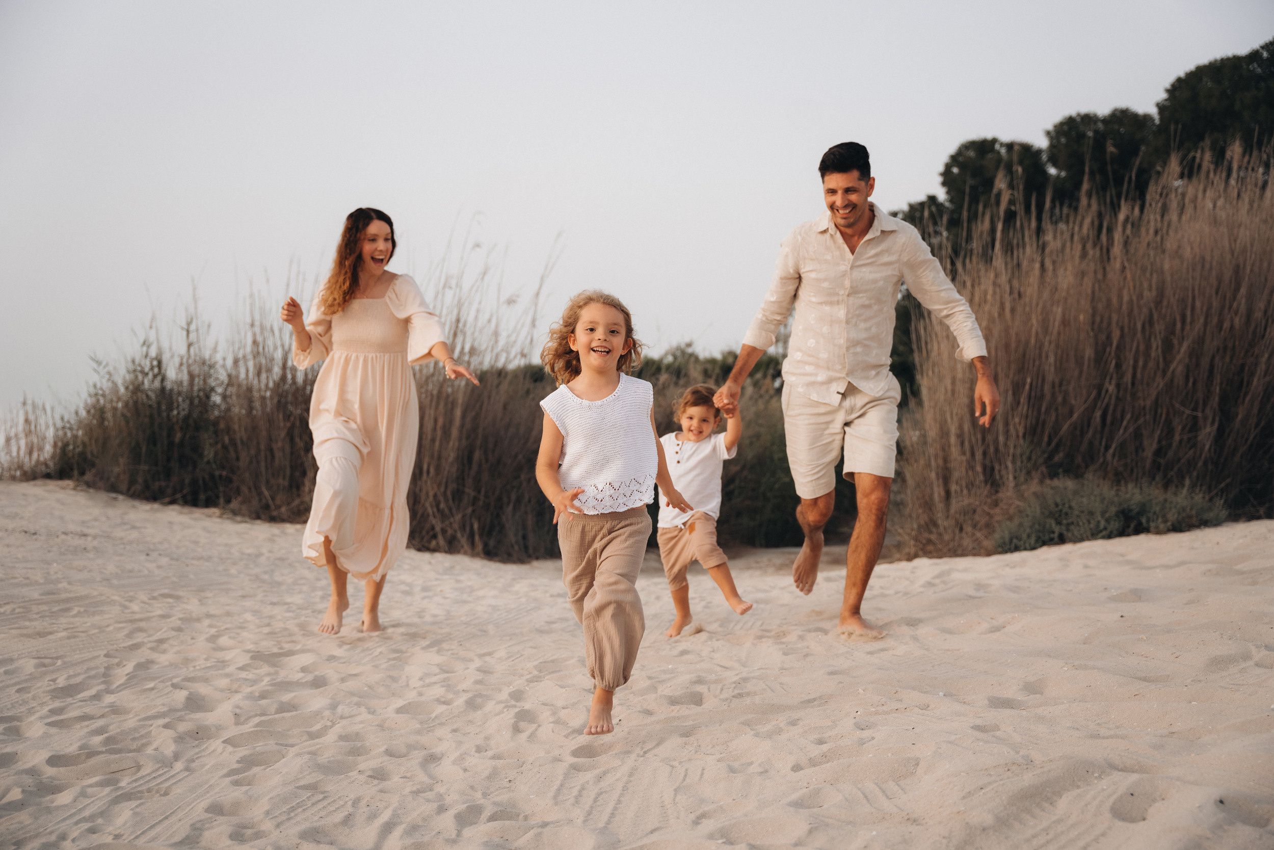 Beach play and fun. Angela Iakovleva — Family Photographer in Dubai