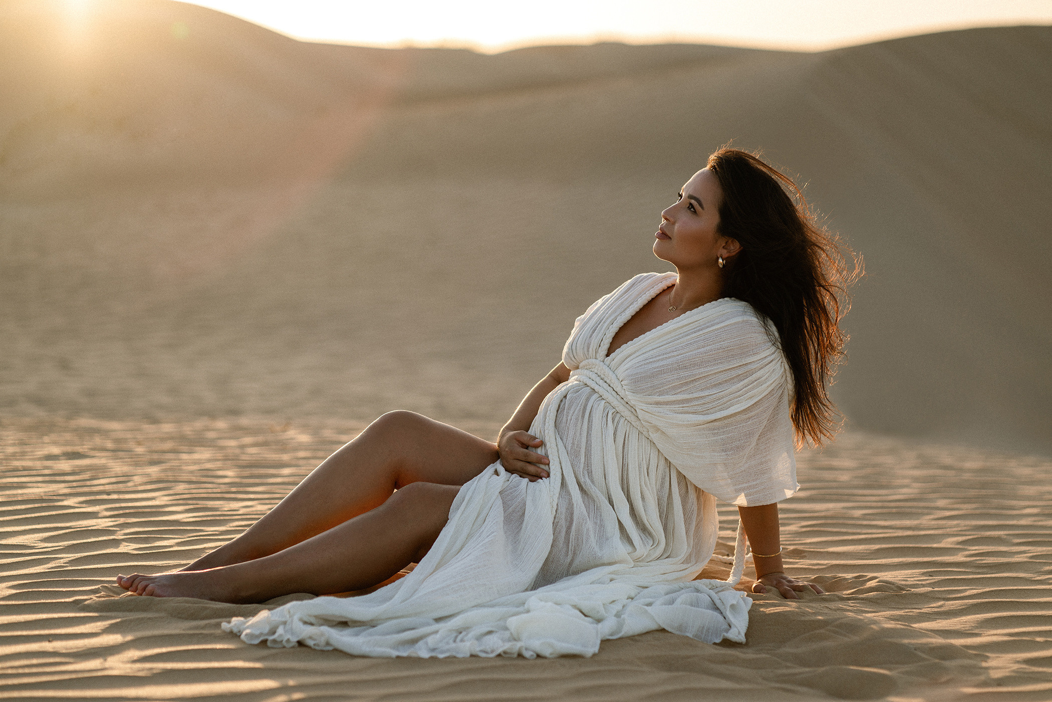 Sweet Mummy To Be in the desert. Angela Iakovleva — Family Photographer in Dubai