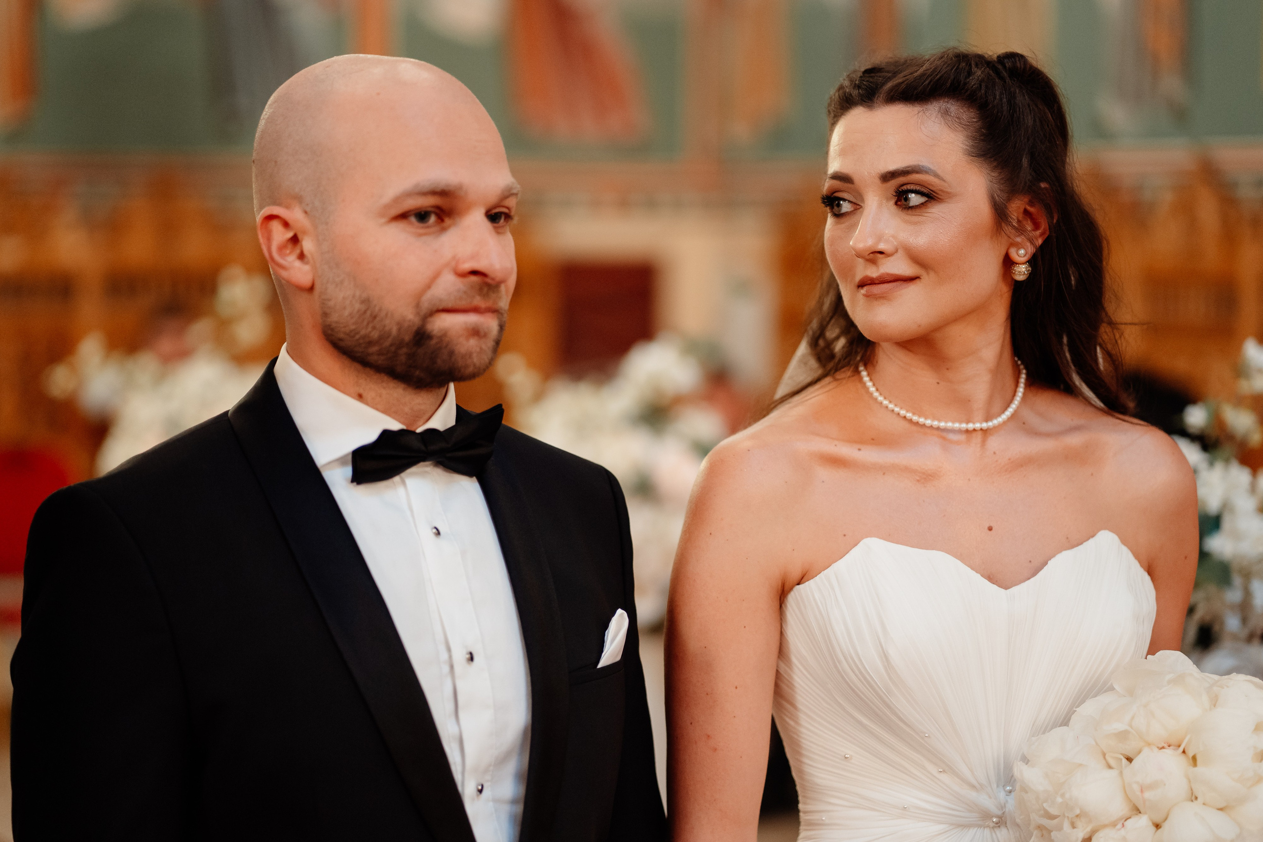 Moment emoționant între miri în ziua nunții, surprins într-un cadru natural și romantic, la Bokka Buftea. Fotografie de nuntă profesională, editată artistic pentru a evidenția emoția și eleganța evenimentului.