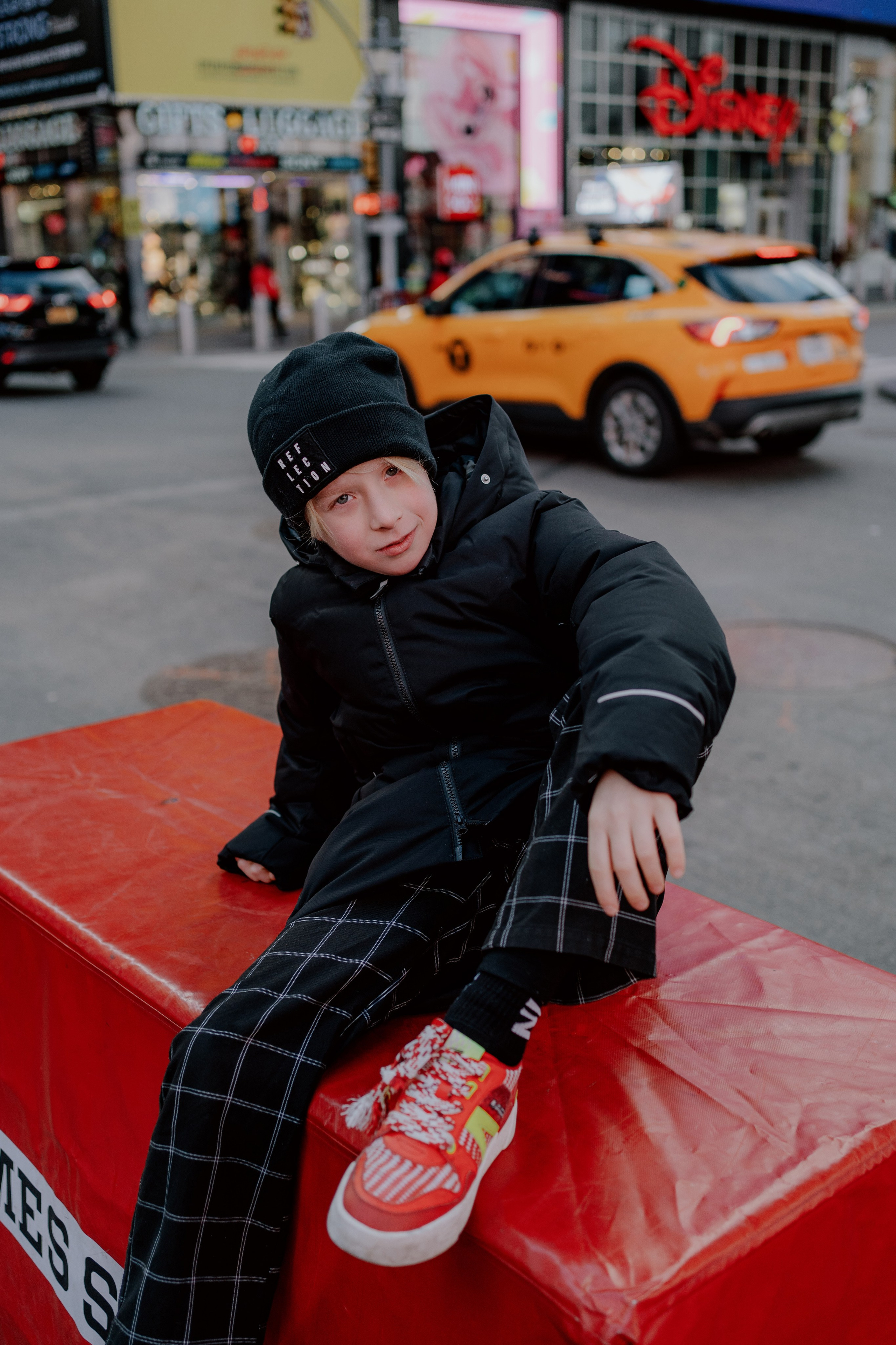 Family in Times Square. Videographer and photographer in New York // MAKAROV.VIDEO