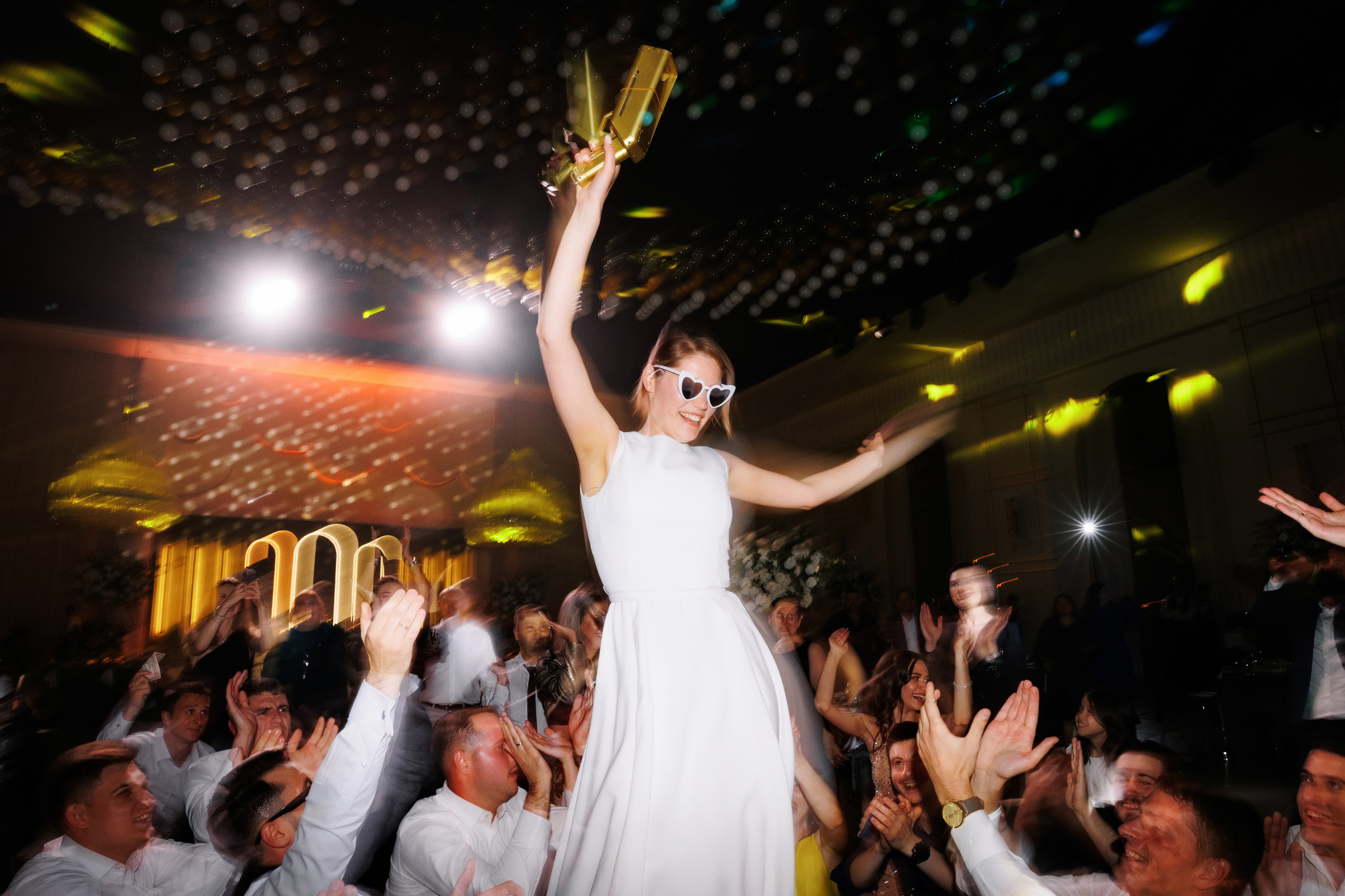 Fotograf profesionist de nuntă, poveste vizuală naturală, momente reale, film photography și digital, Moldova și Europa.