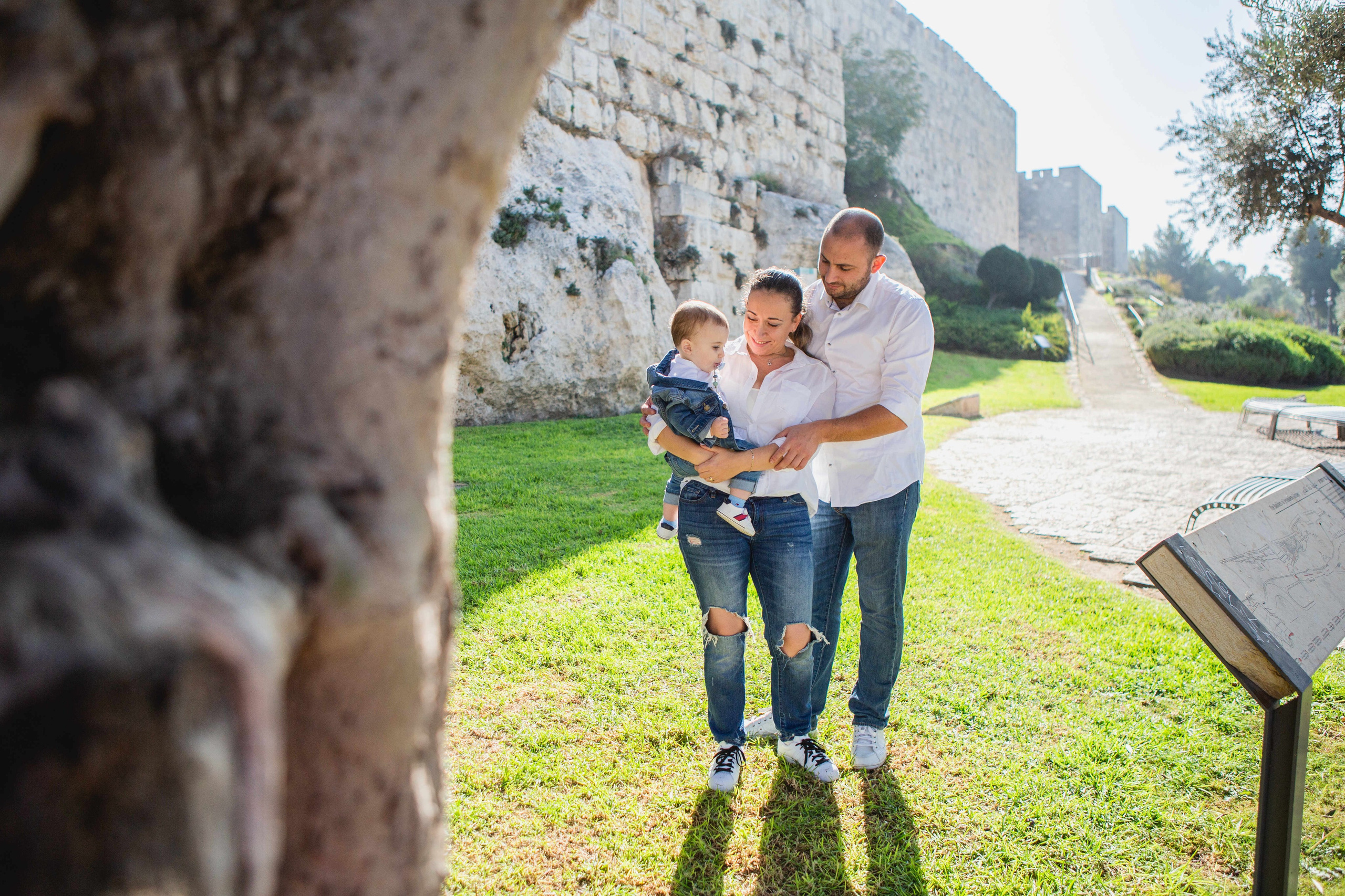 AT THE WALLS OF THE OLD CITY. PHOTOGRAPHER IN ISRAEL