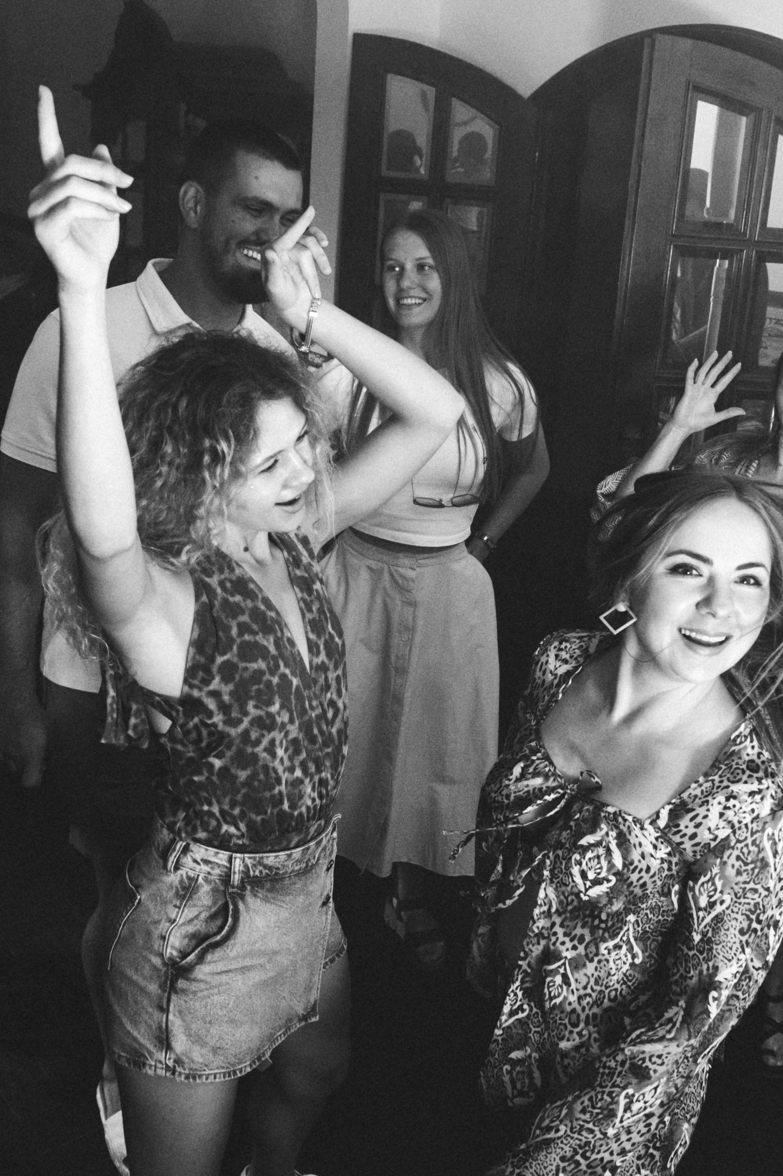 Pool party in  High Villa.  Cascais Sintra Lisbon. Валерія Сичова. Сімейний та репортажний фотограф в Португаліі