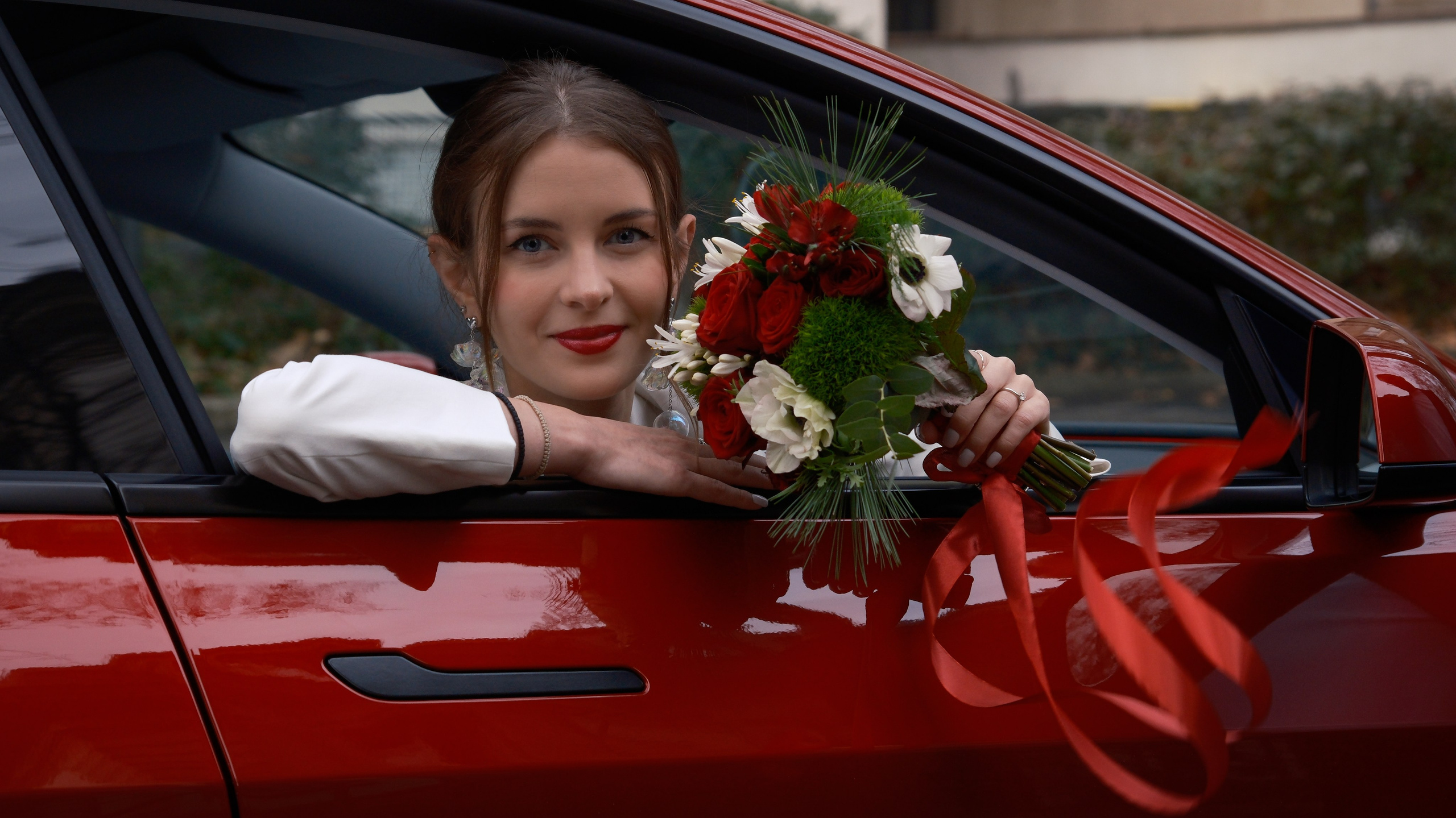 Red satin. Wedding photography — EMU Photos