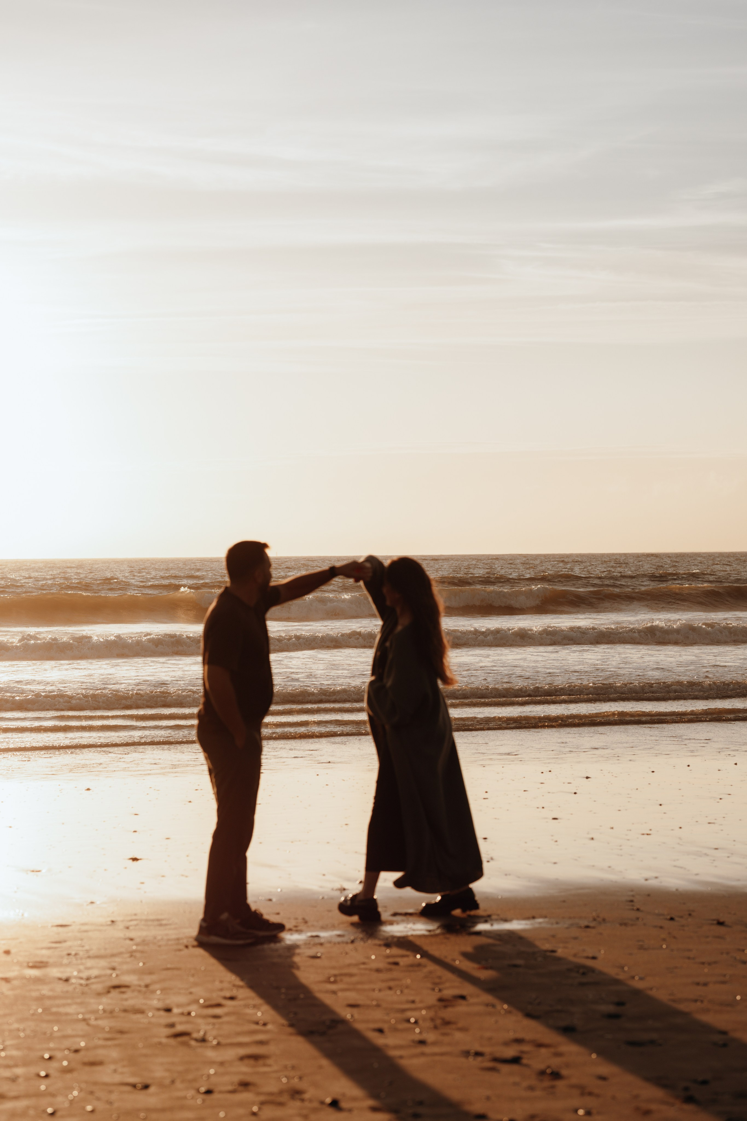 Sunset maternity photoshoot. Annah Louwagie — Lifestyle photographer for couples, families & brands | France & worldwide