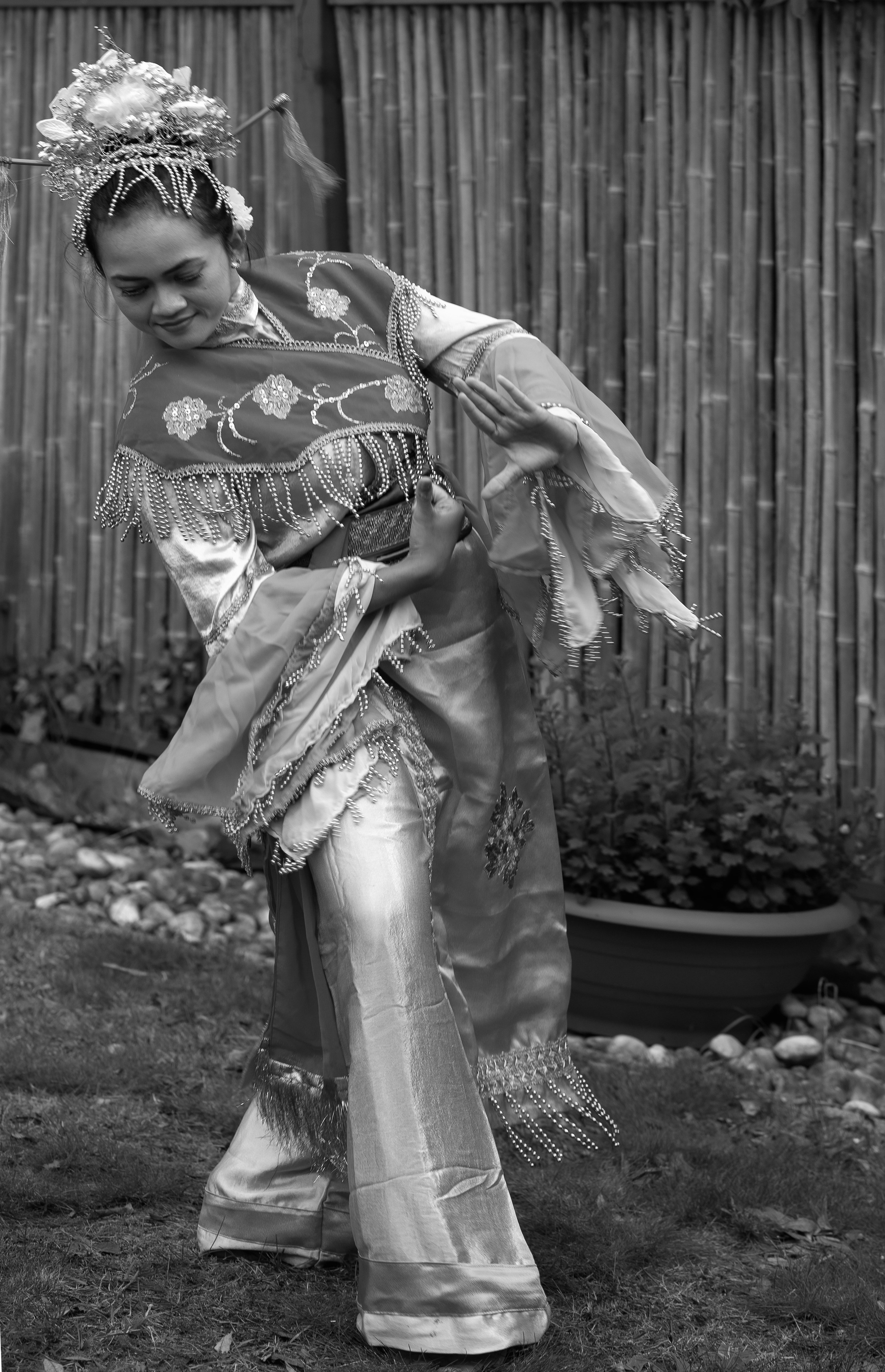 Vorbereitungen zum traditionellen indonesischen Tanz Legong. Schwarz-weiß Fotografie in Münster. Fotografin Viktoria Roschen