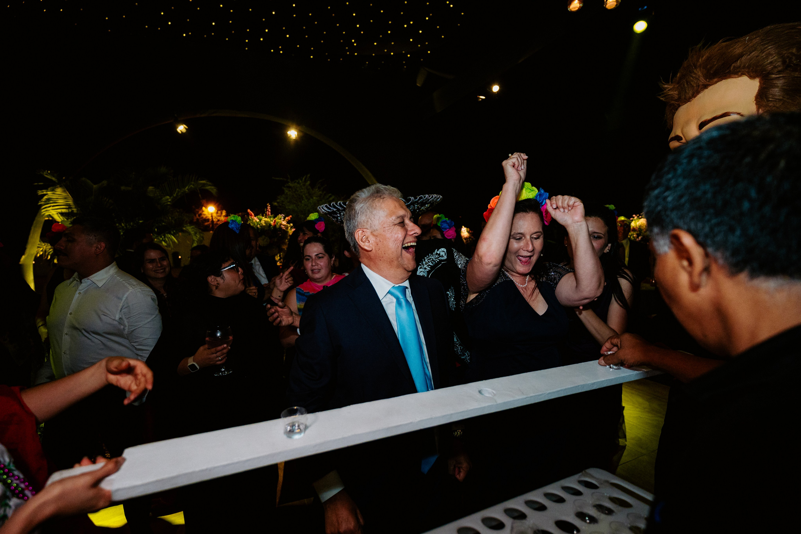 Un vistazo a la fiesta. Fotógrafo de Bodas en Lima | Ronhy Altamirano. Fotografía narrativa y cinematográfica para bodas, quinceañeras y eventos exclusivos
