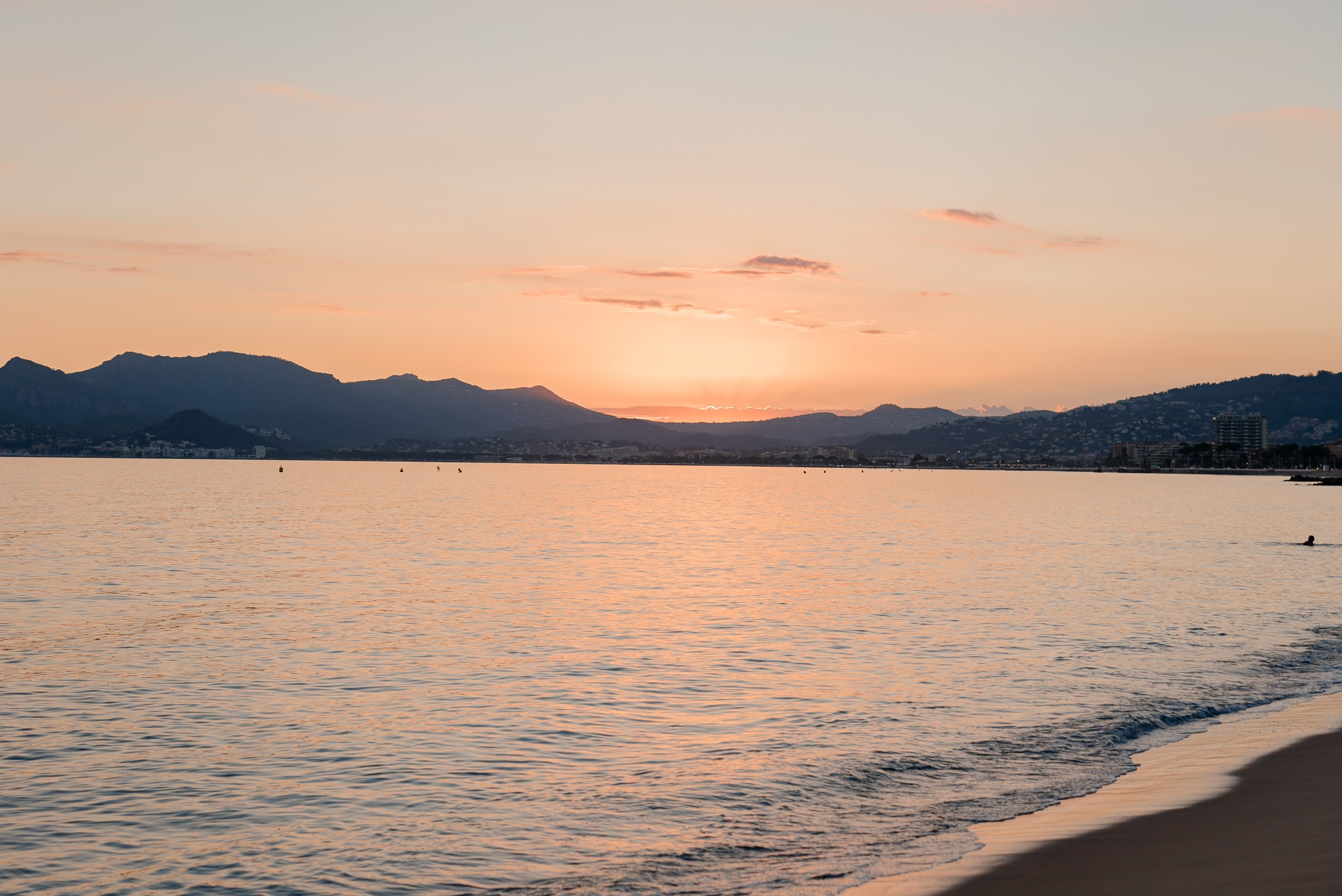 Portrait au coucher du soleil sur une plage de Cannes