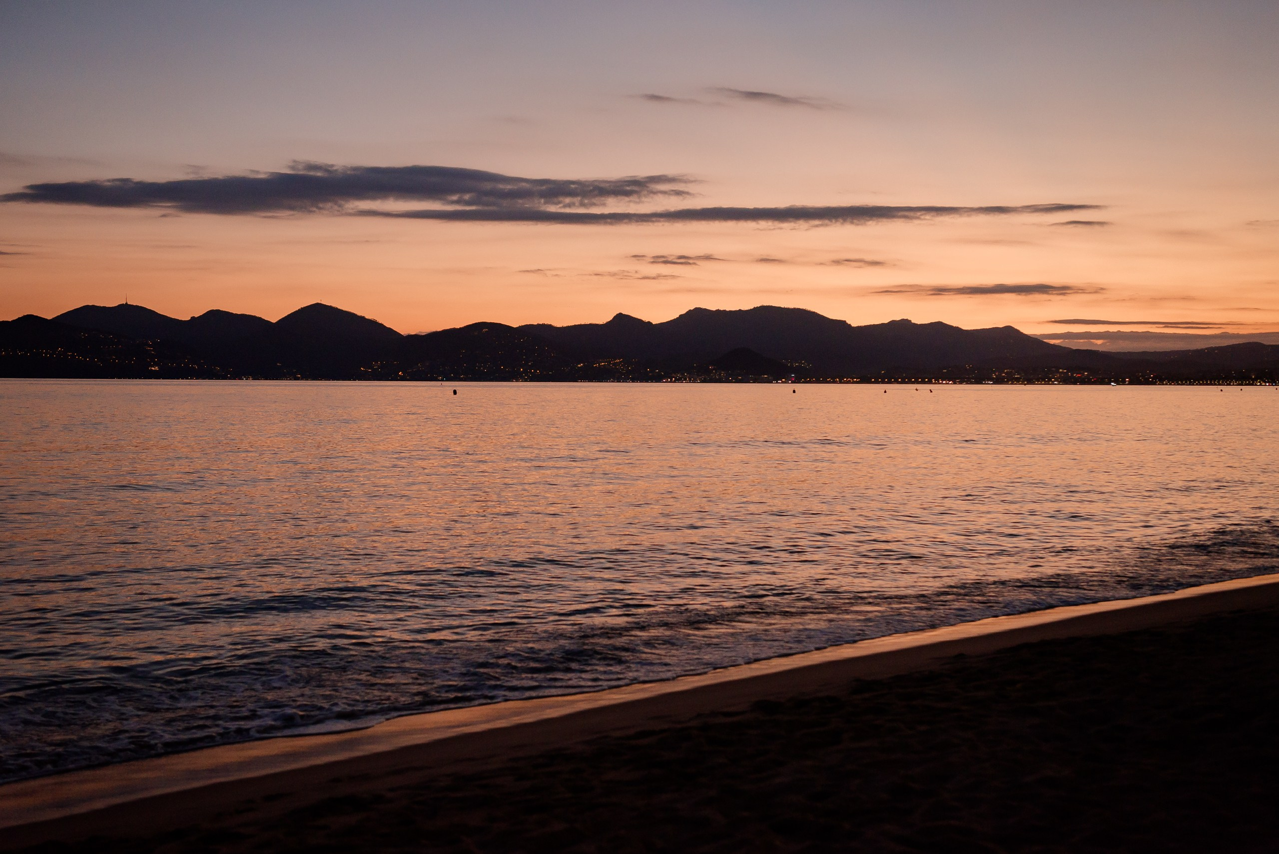 Portrait au coucher du soleil sur une plage de Cannes