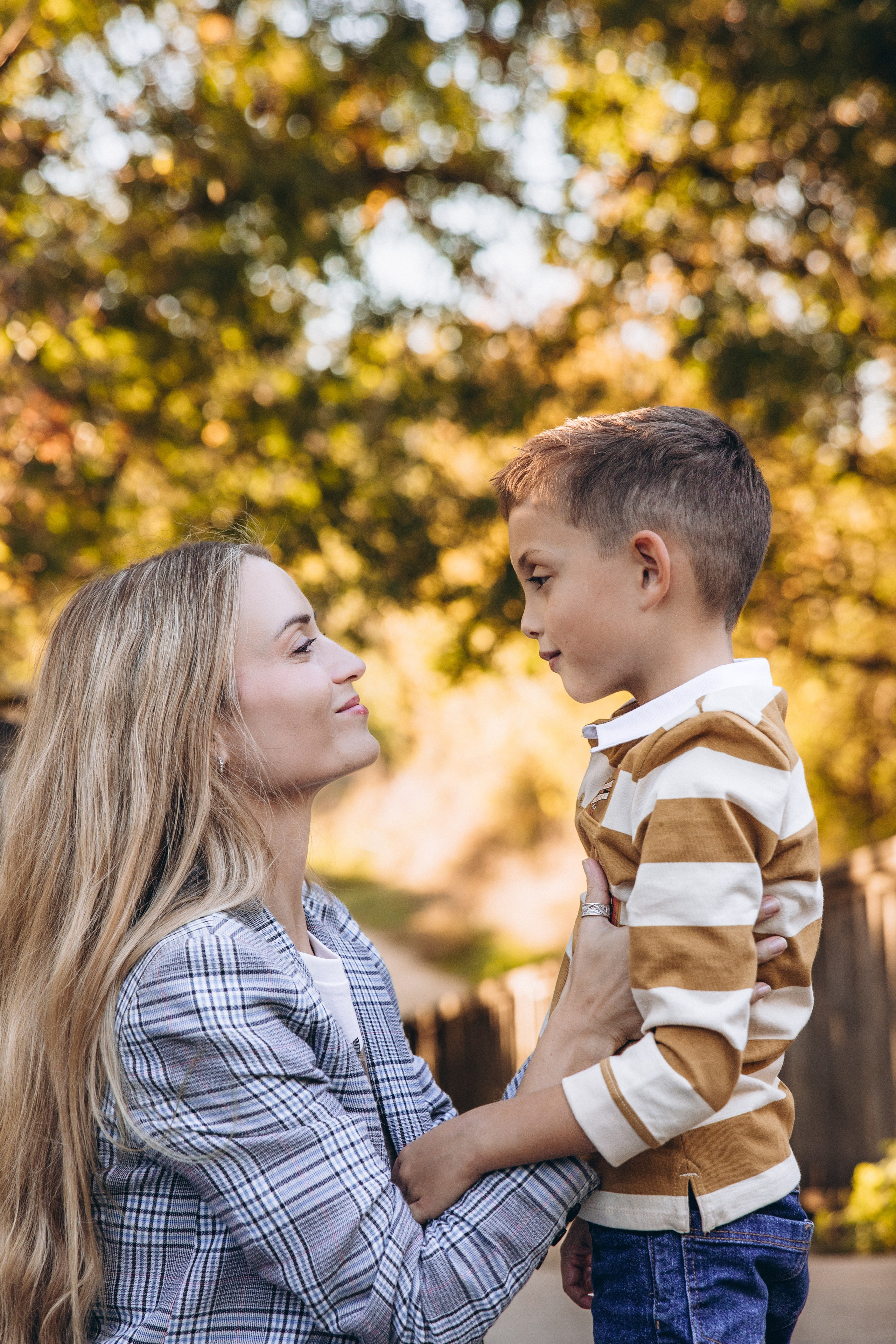 Autumn mother-son family photoshoot in Toulouse. Eugénie Smirnova — your photographer in Toulouse and southwest France