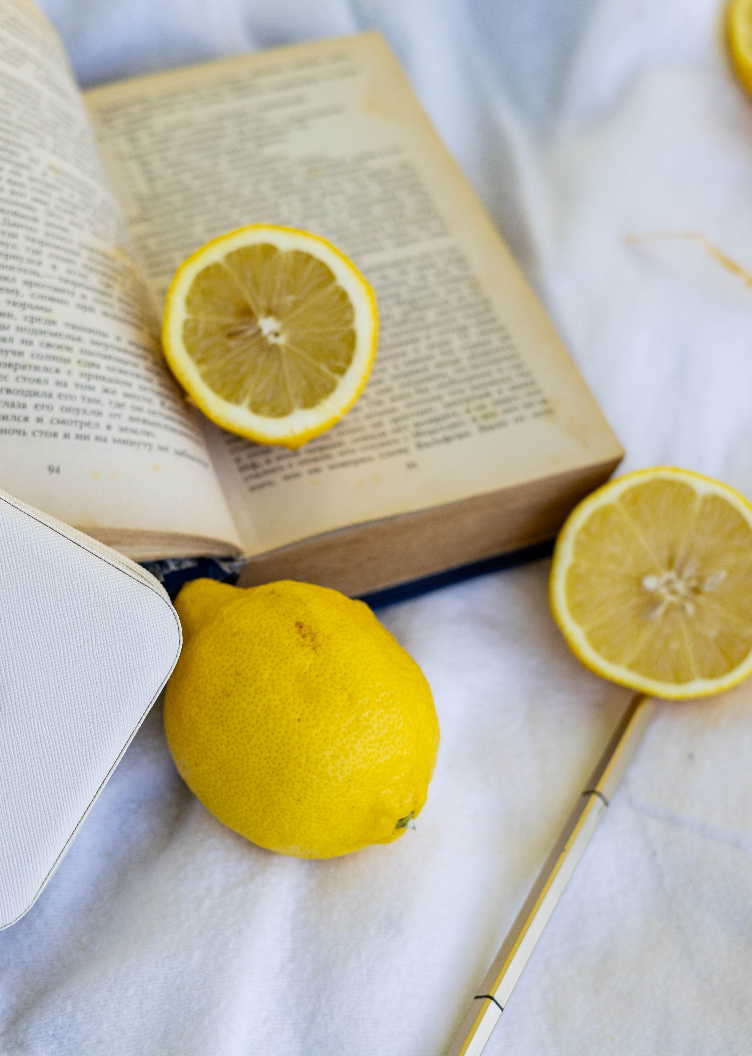 Книга и ручка с лимонами
