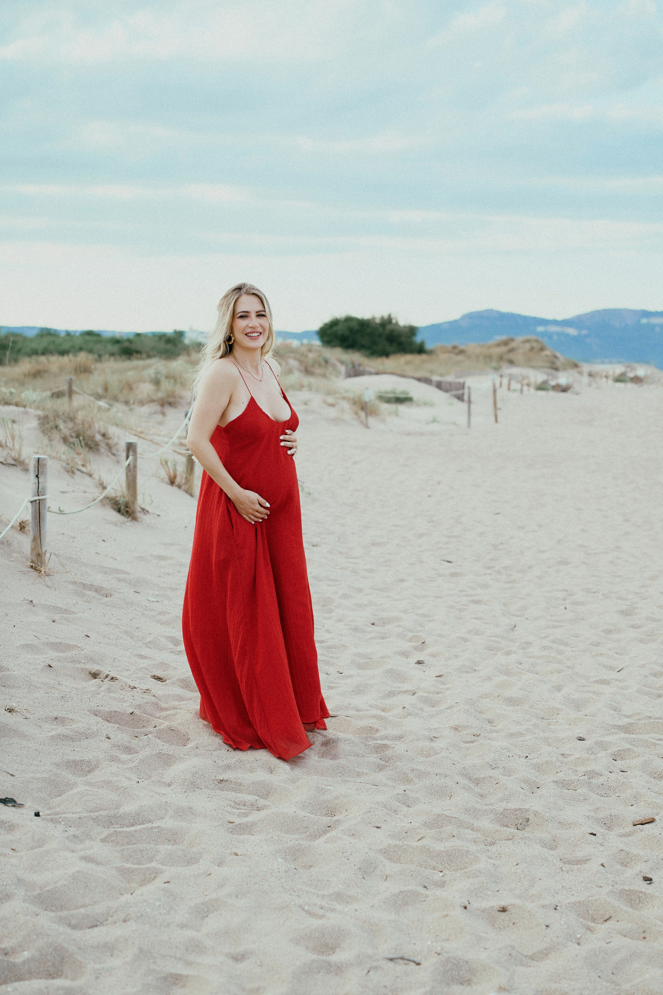Фотосессия беременности на пляже. Красное платье. Photographer in Barcelona Spain Zhanna Zakharchenko