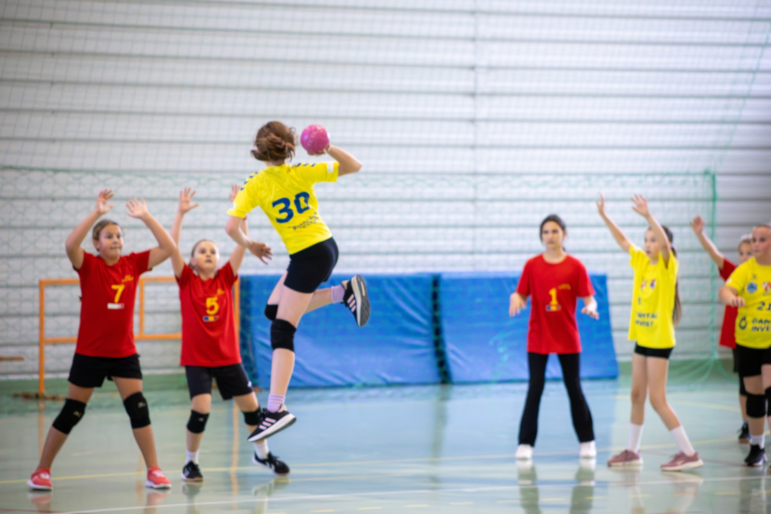 Meci handbal feminin U13 (J4) In memoriam Dantz Crisostom. Fotograf. Lucrez cu oameni, produse și spații. Portret și fotografie creativă. Bacău, România. Lidia Savinoiu